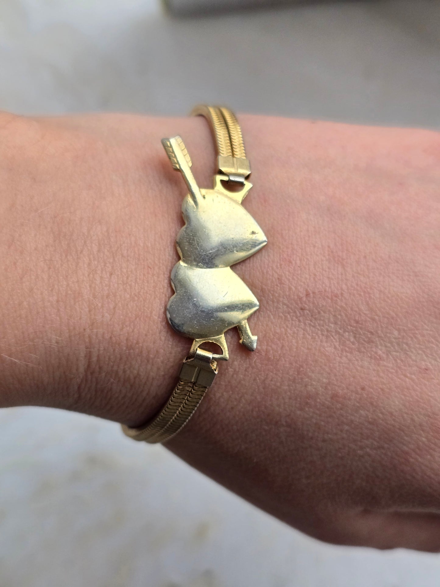 Vintažinė aukso spalvos apyrankė širdelės