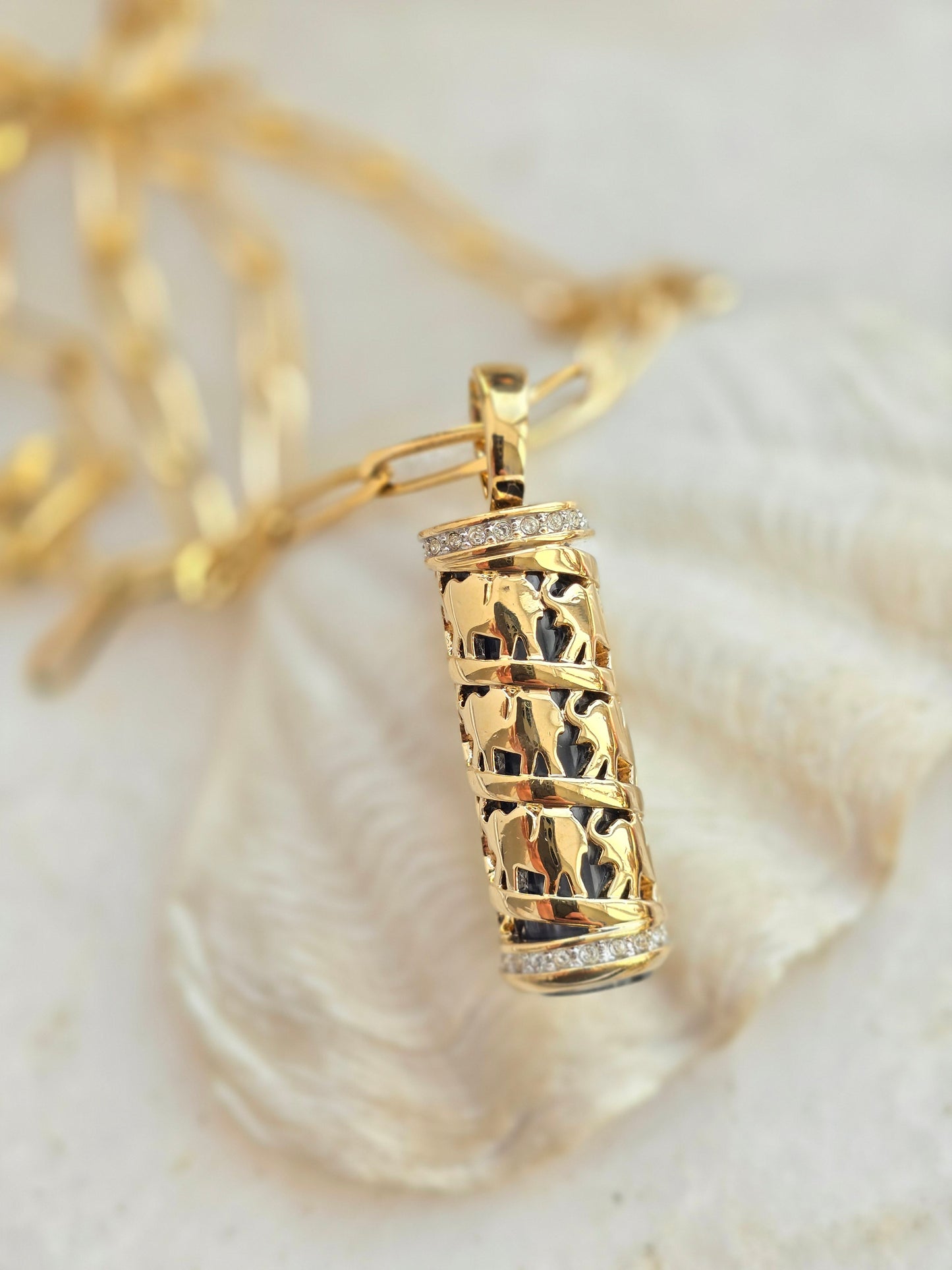 Paauksuotas PIERRE LANG pakabukas drambliai + vintažinė aukso spalvos grandinėlė