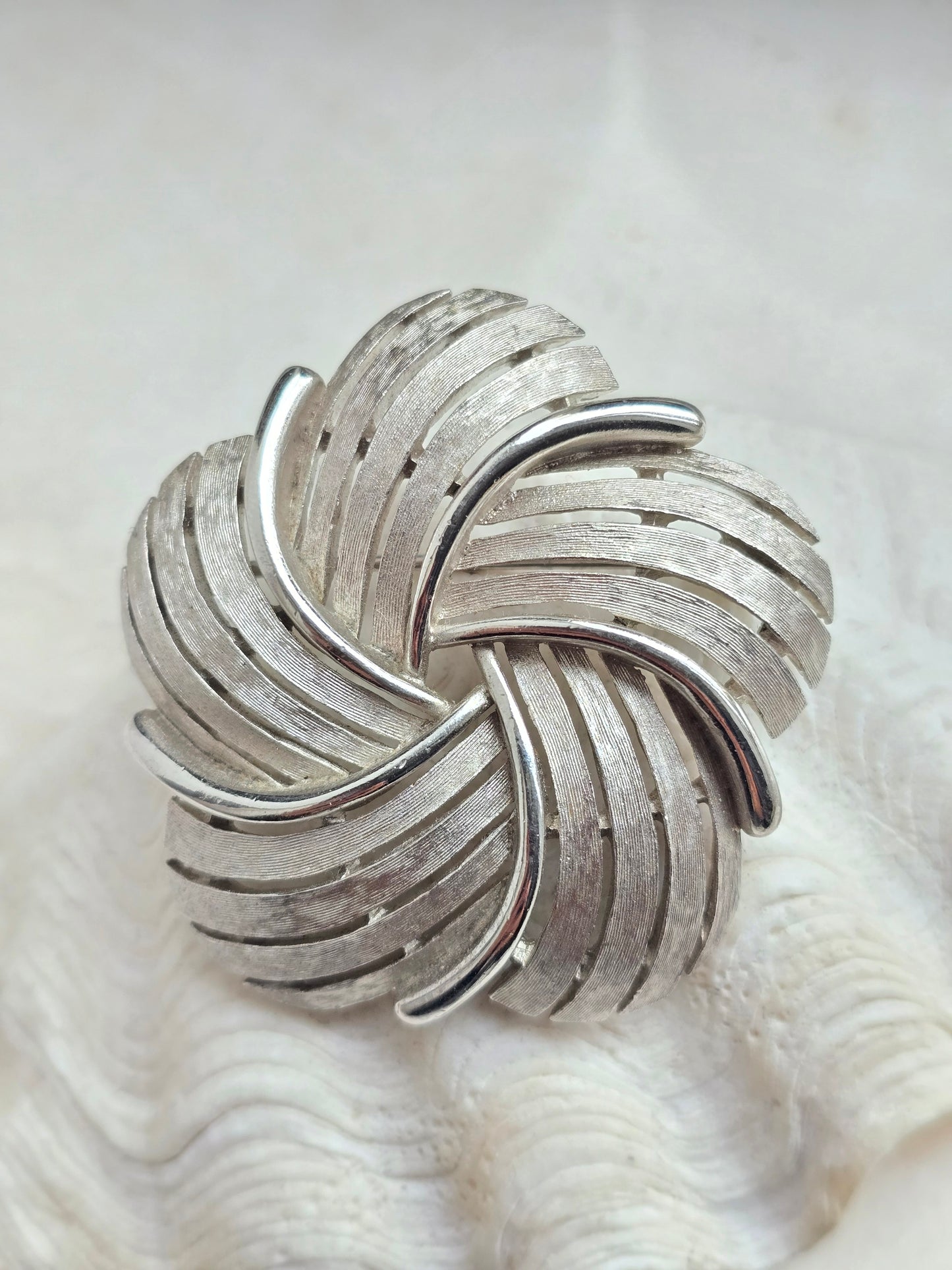 Vintažinė 50'tų metų TRIFARI sidabro spalvos sagė