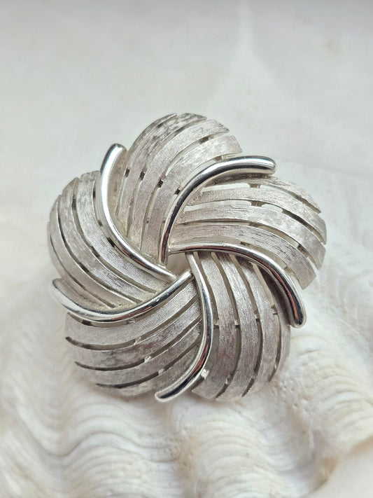 Vintažinė 50'tų metų TRIFARI sidabro spalvos sagė