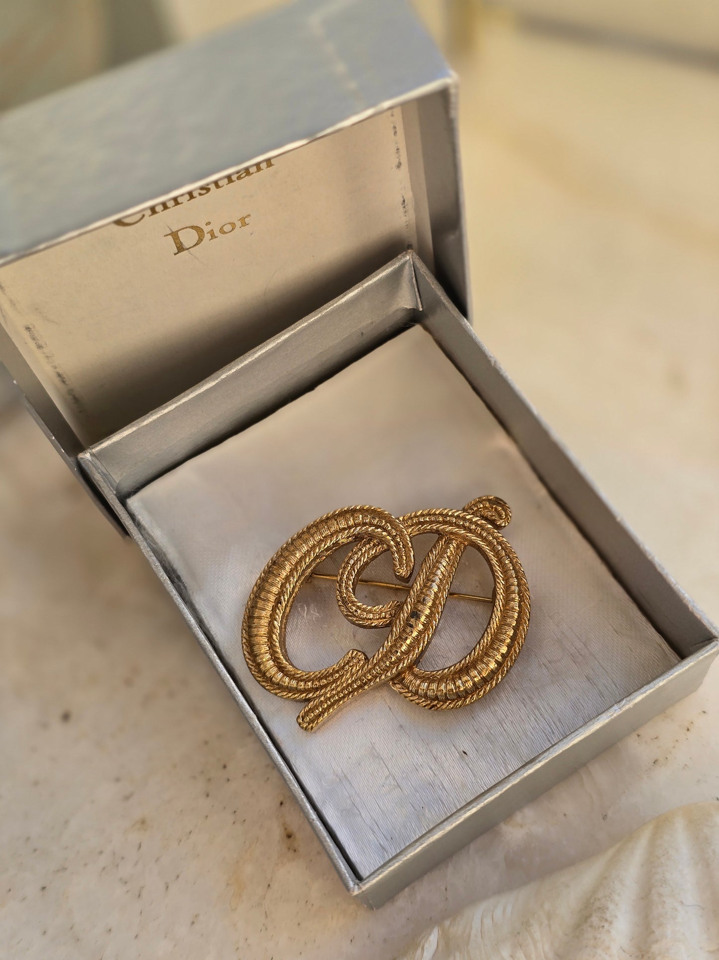 Vintažinė CHRISTIAN DIOR sagė originalioje dėžutėje