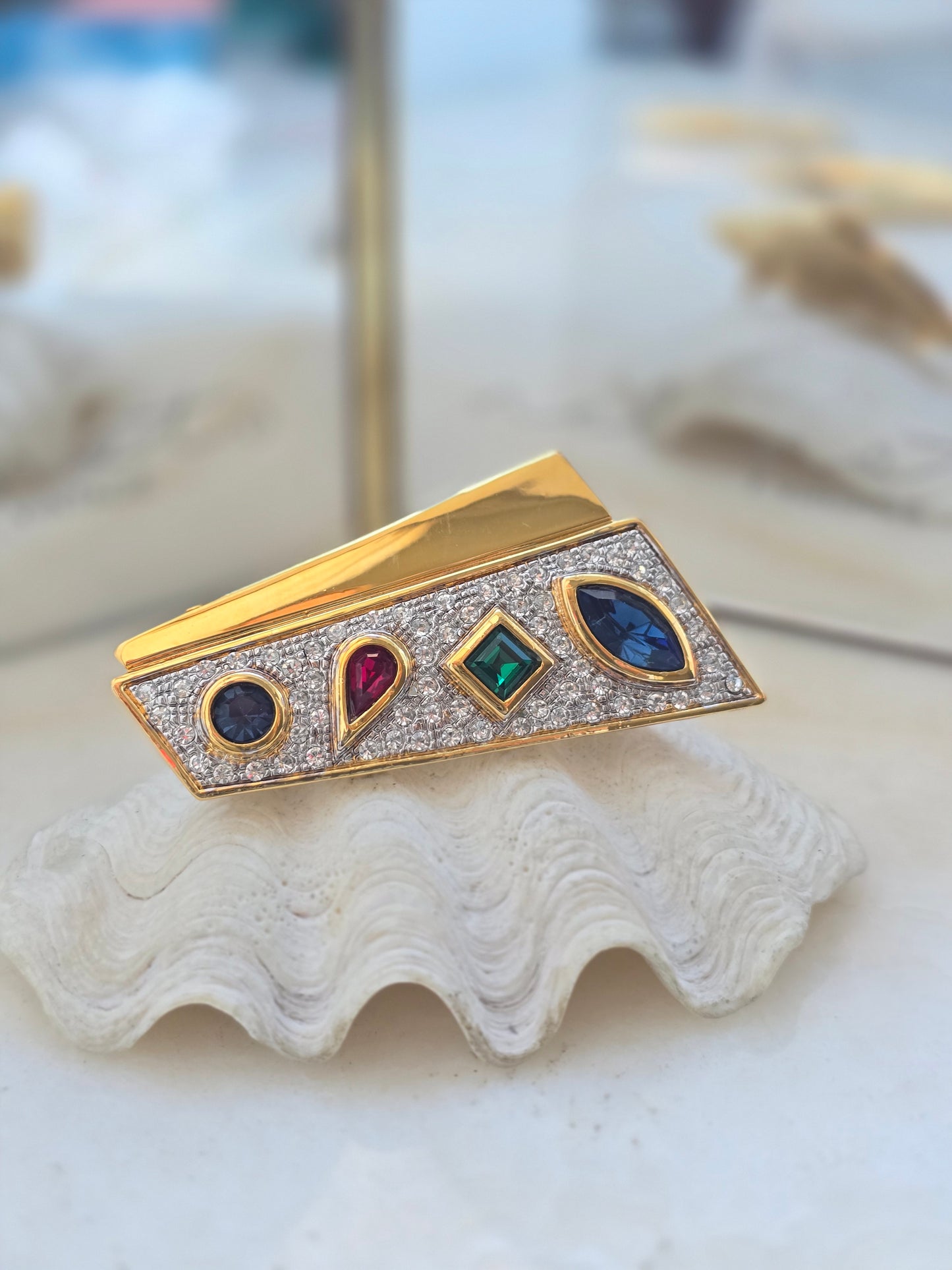 Vintažinė aukso spalvos sagė su spalvotais stiklo kristalais