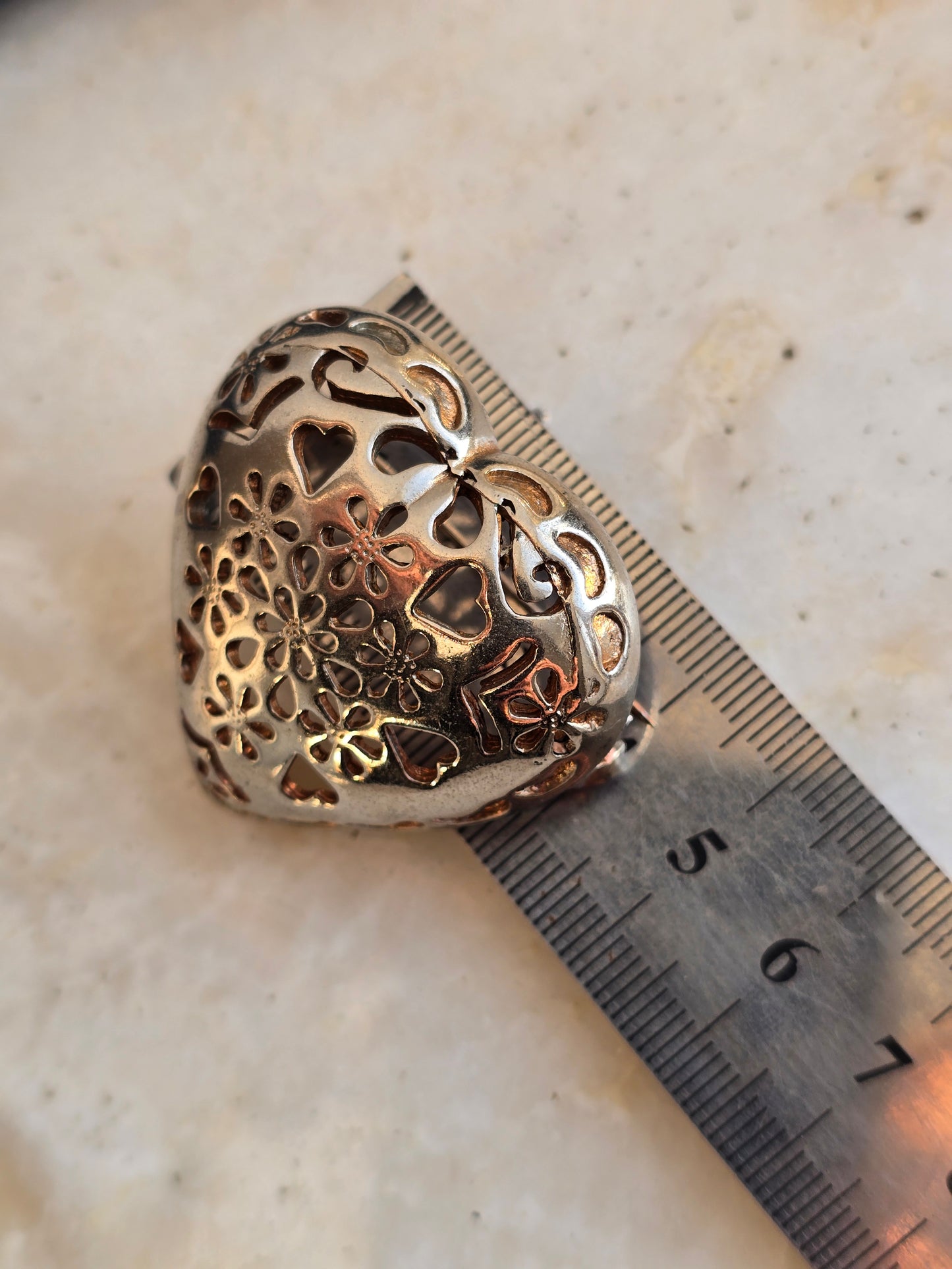 Sidabro spalvos sagė širdis