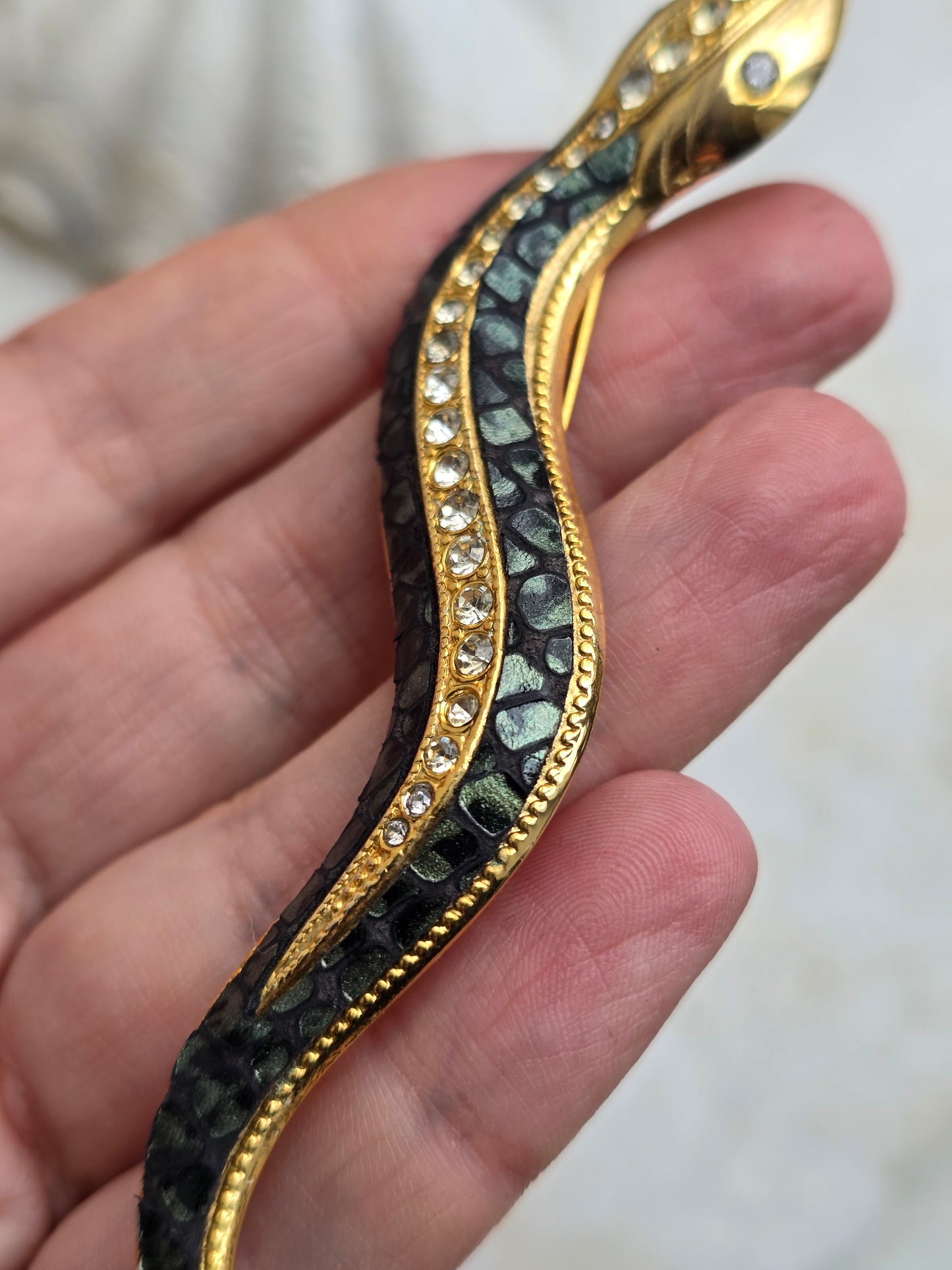 Vintažinė gyvatės formos sagė