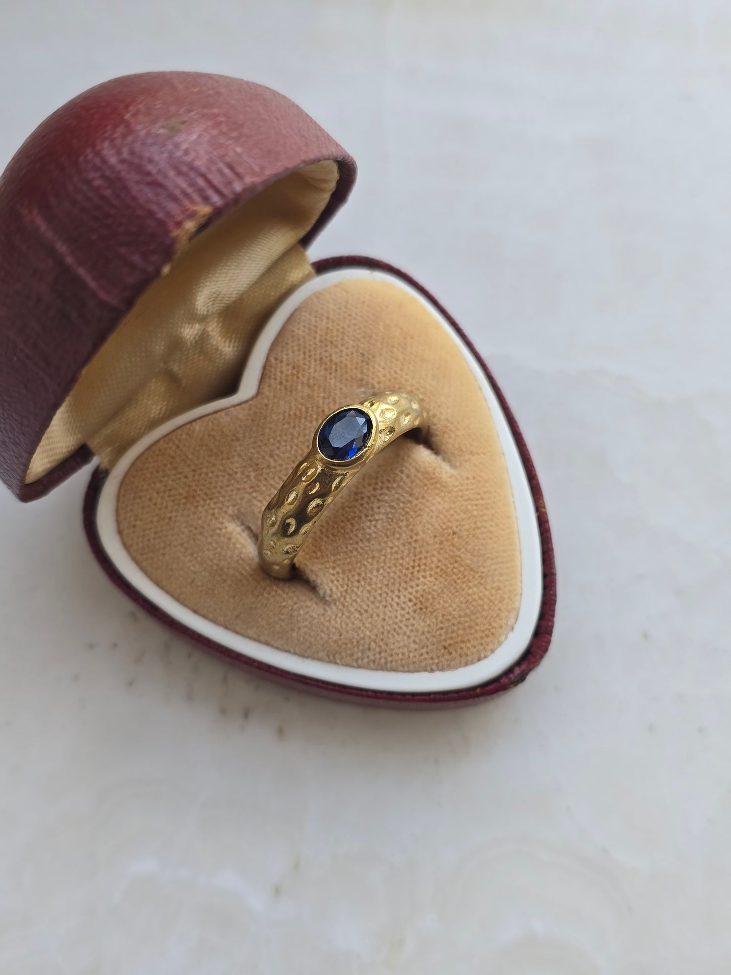 Žalvario spalvos žiedas su tamsiai mėlynu stiklo kristalu