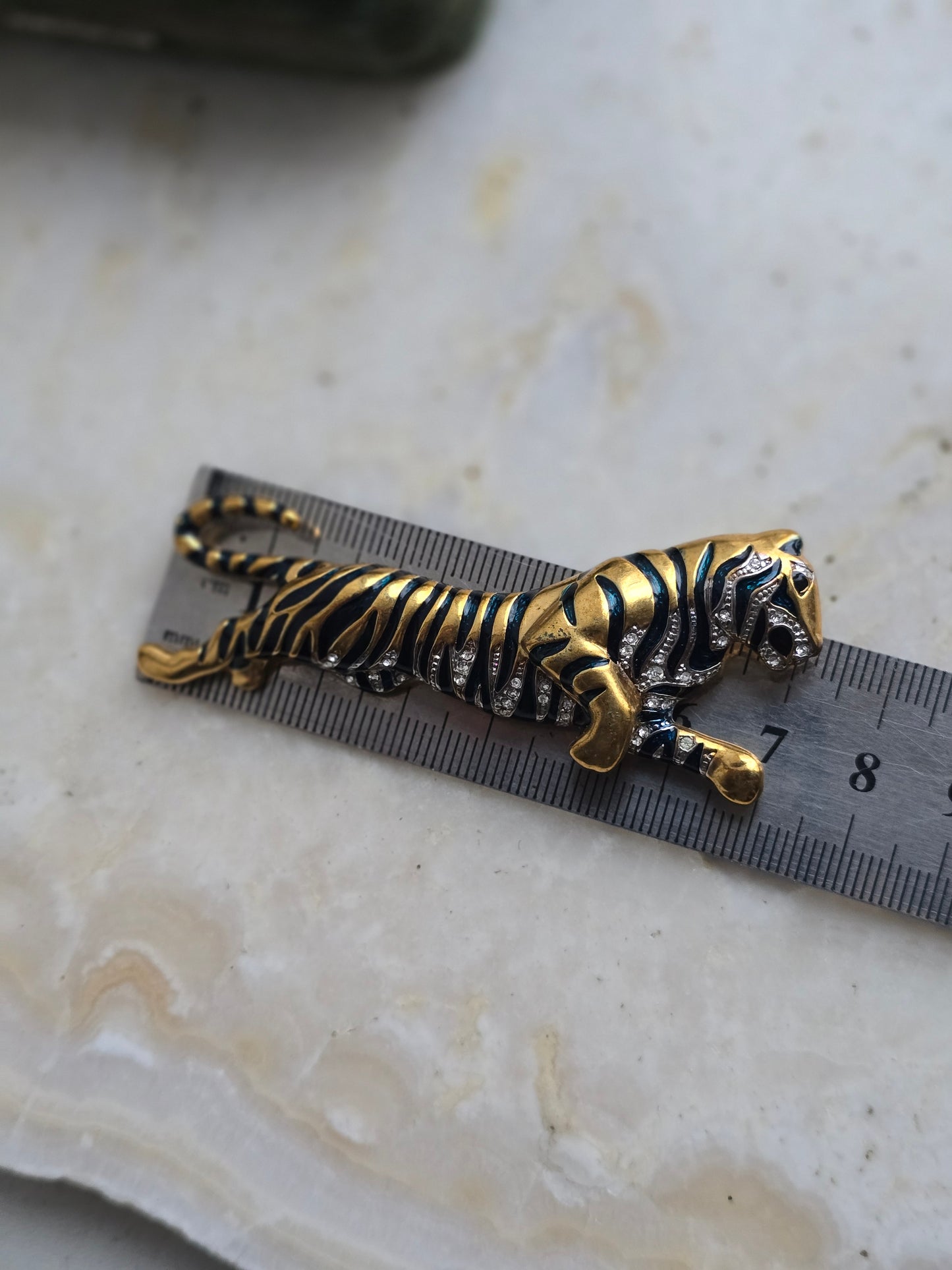 Vintažinė aukso spalvos sagė dengta emale tigras