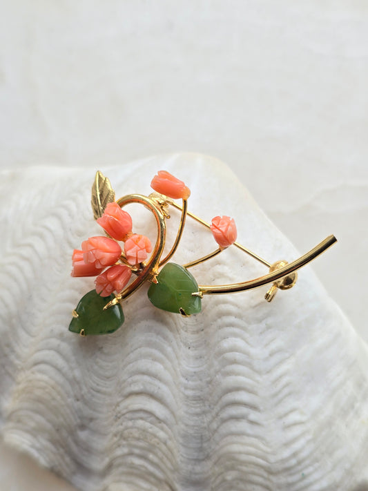 Vintažinė aukso spalvos sagė su žadeito ir rožinio koralo akmenukais