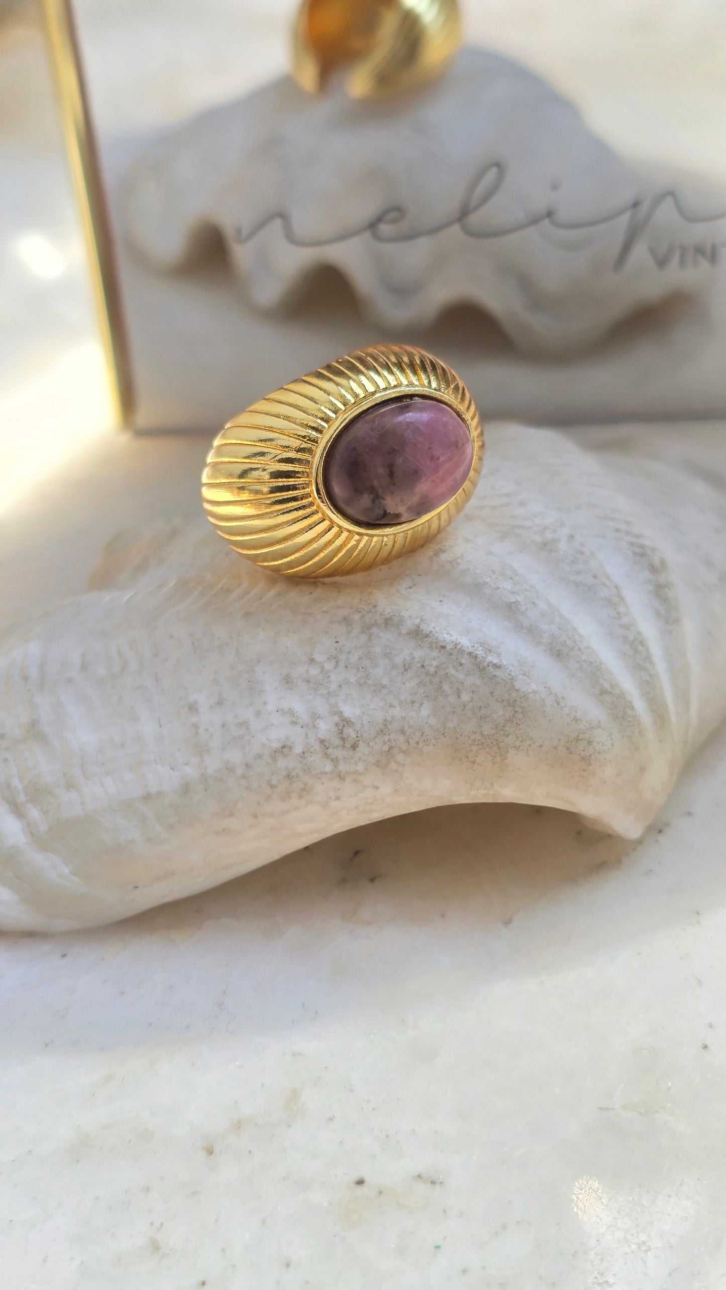 Aukso spalvos žiedas su natūraliu rodonito mineralu
