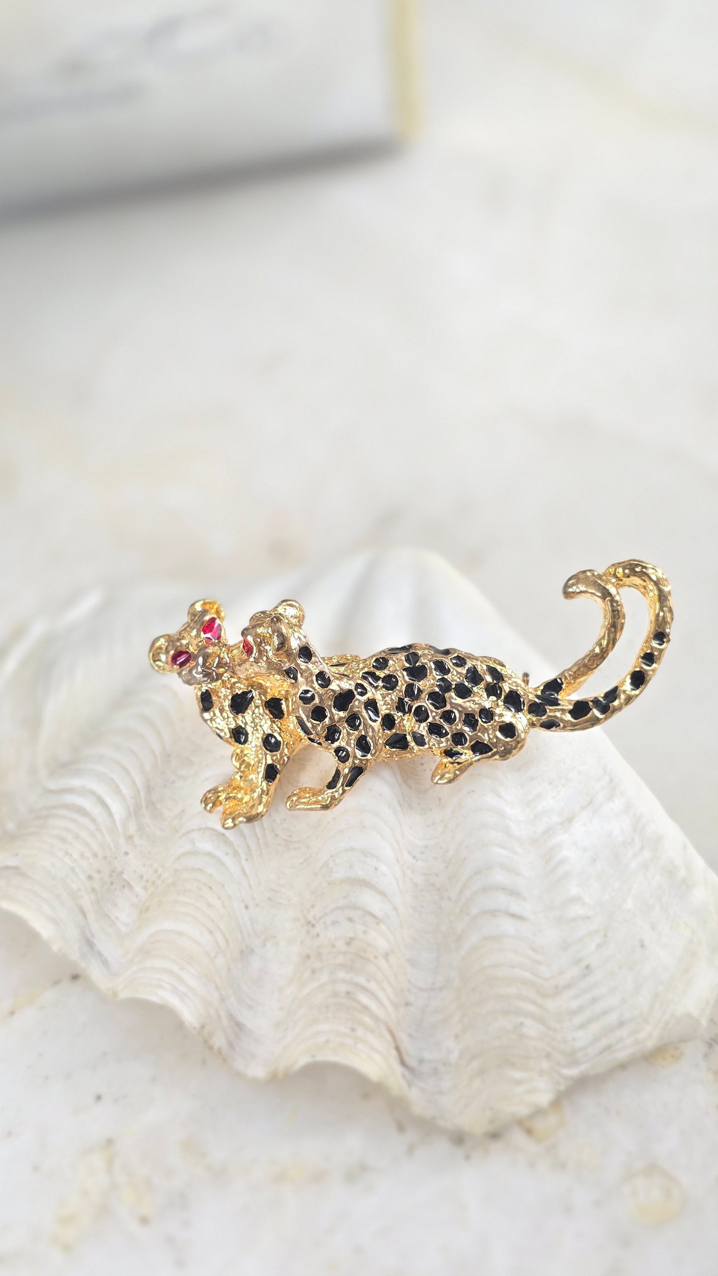 Vintažinė sagė du leopardai
