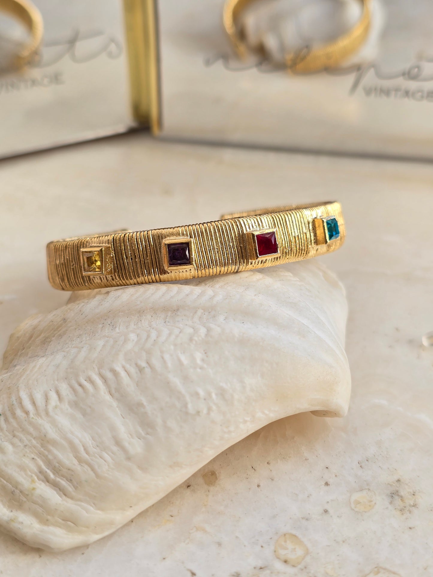 Aukso spalvos apyrankė su stiklo kristalais