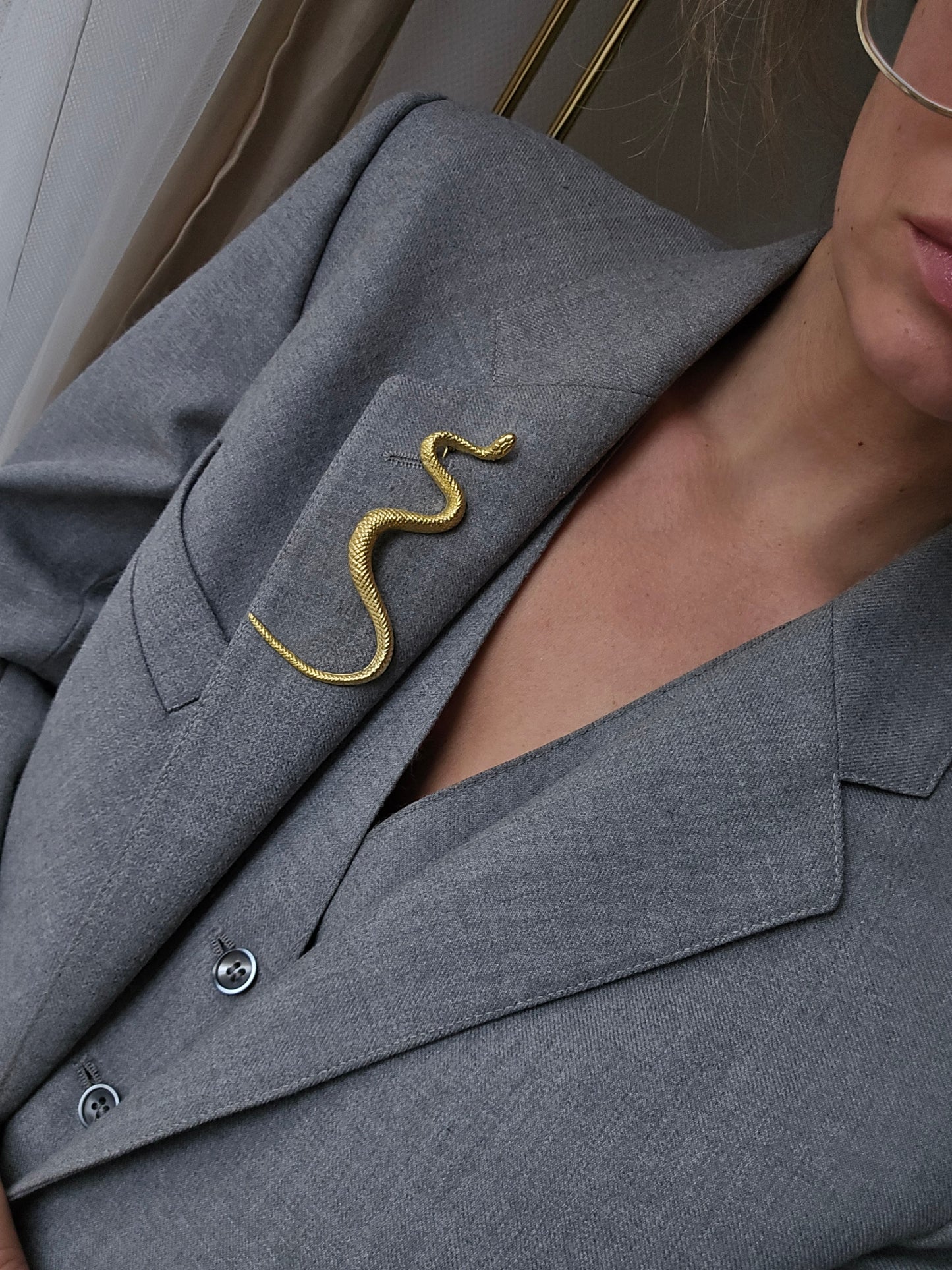 Aukso spalvos sagė smeigtukas gyvatė