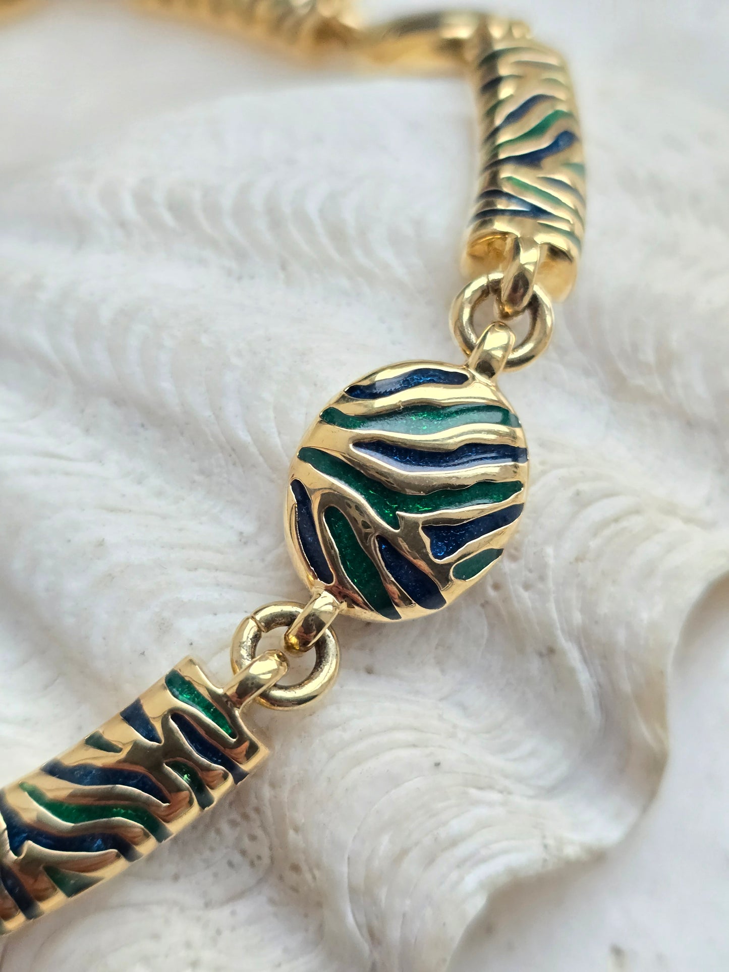 Vintažinis aukso spalvos kaklo papuošalas su emale