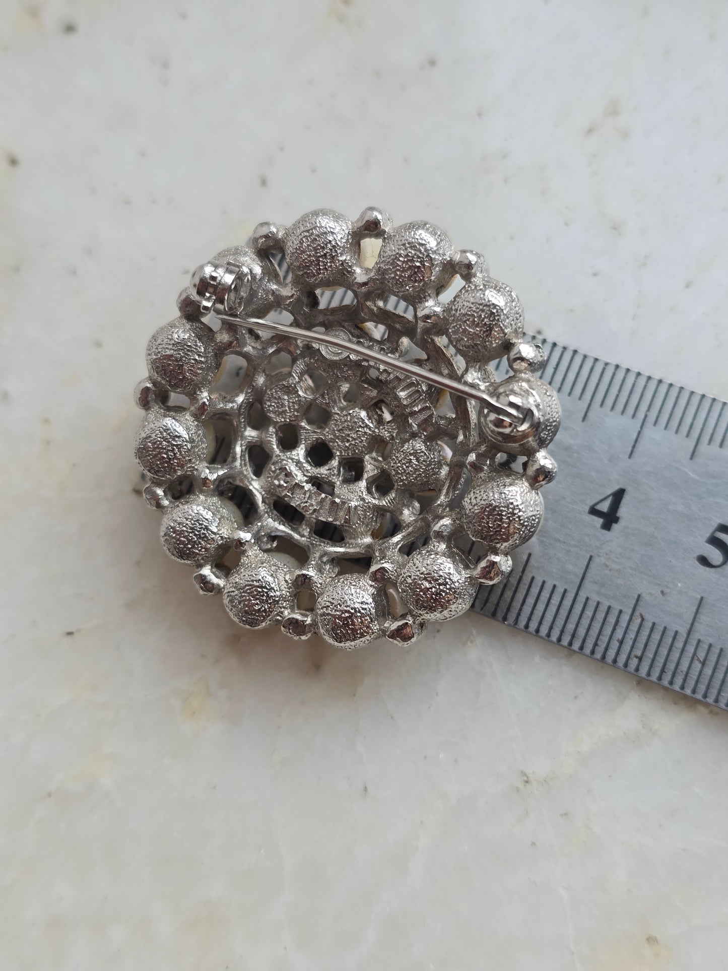 Vintažinė Sarah Coventry sagė su  akriliniais perliukais