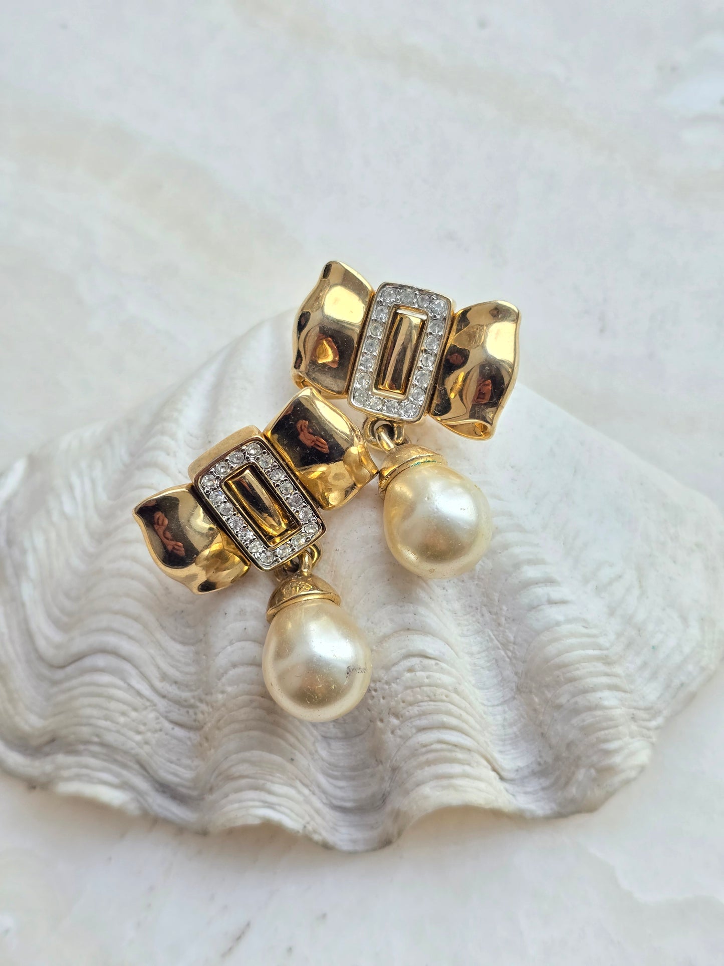 Vintažiniai aukso spalvos auskarai bantukai