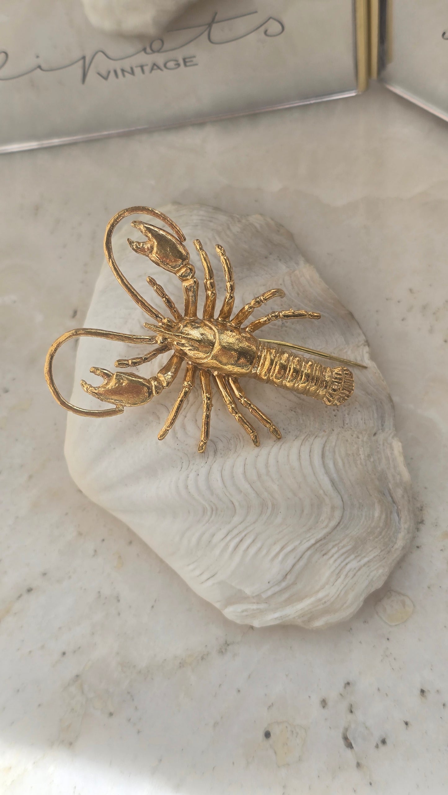 Aukso spalvos sagė smeigtukas lobsteris