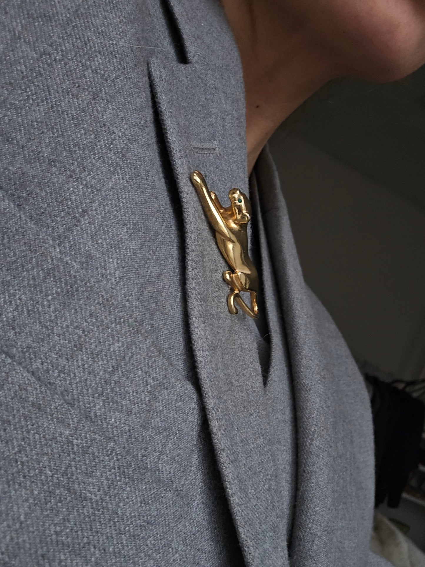 Vintažinė aukso spalvos sagė pantera su smaragdo spalvos kristalais