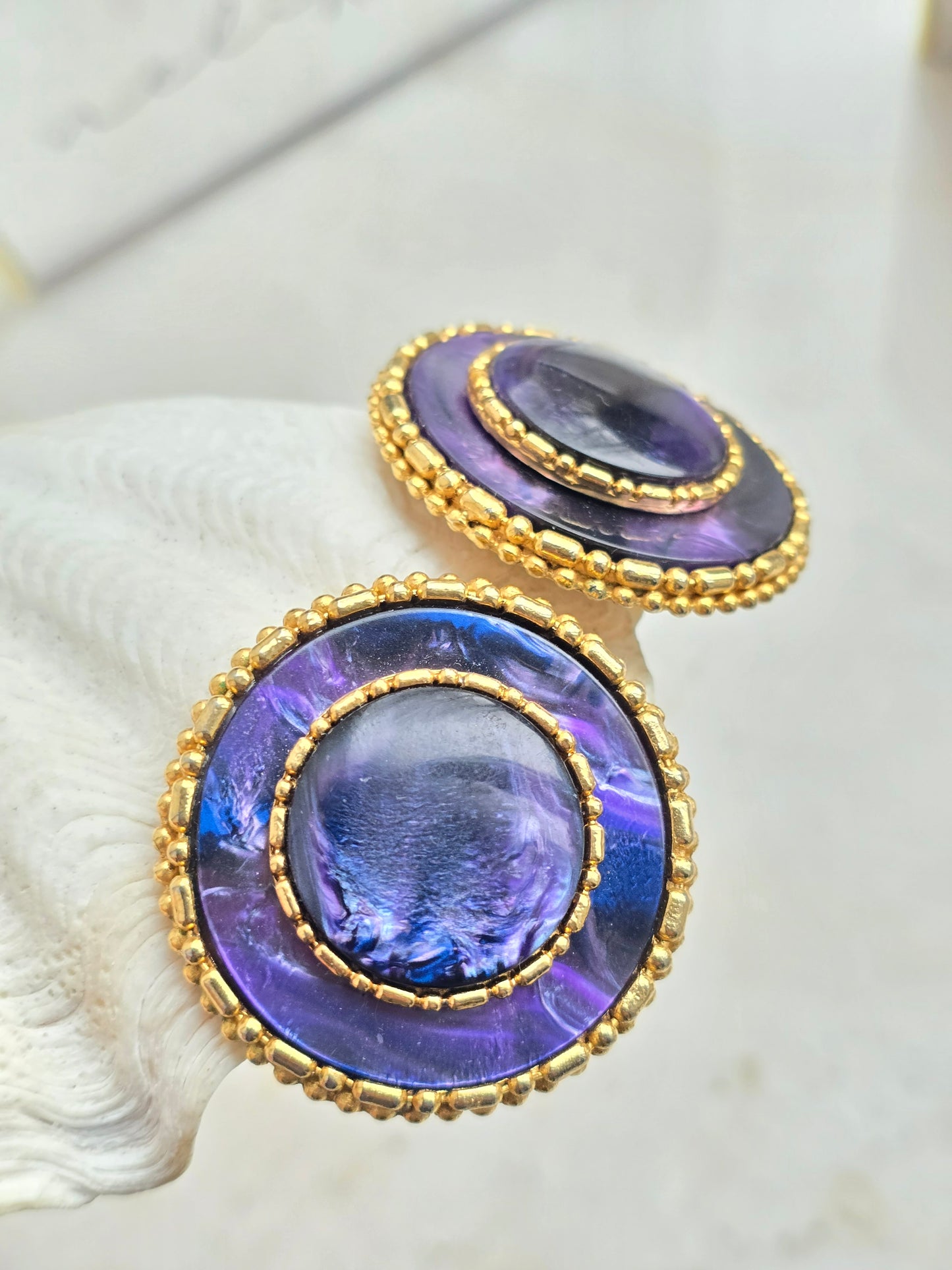 Vintažiniai aukso spalvos klipsai su kriauklės perlamutru