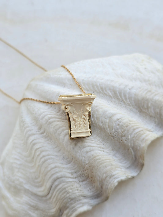 Aukso spalvos KALLIOPE kaklo papuošalas kolona