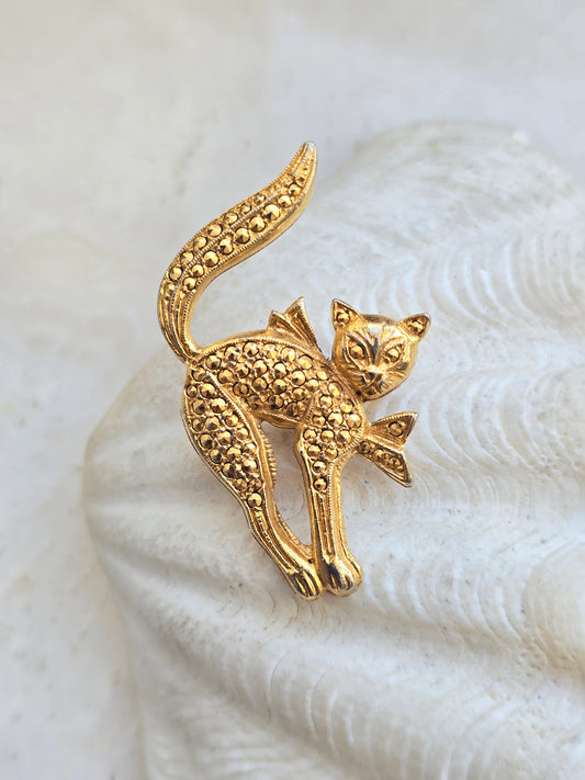 Vintažinė aukso spalvos sagė katinėlis