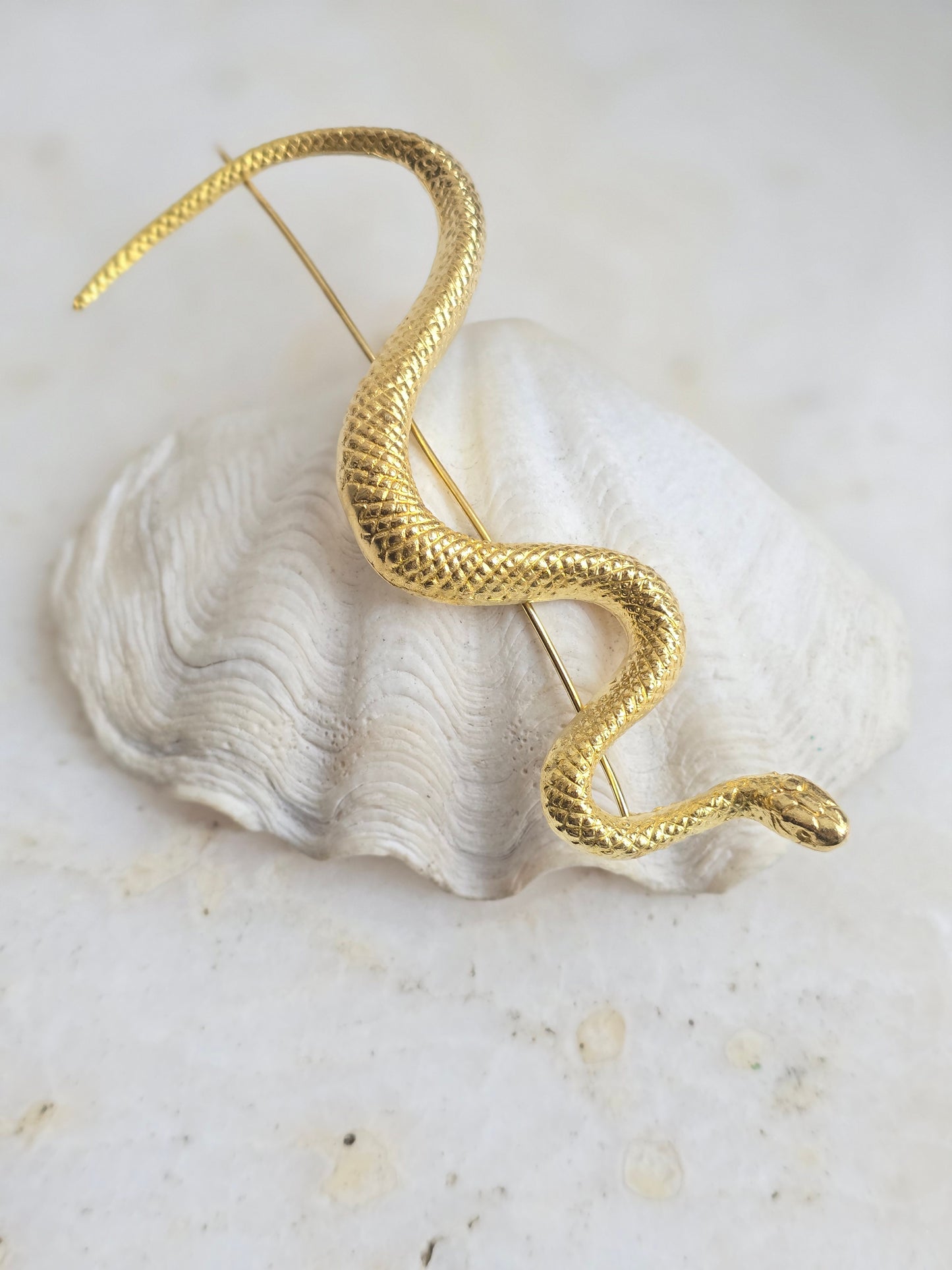 Aukso spalvos sagė smeigtukas gyvatė