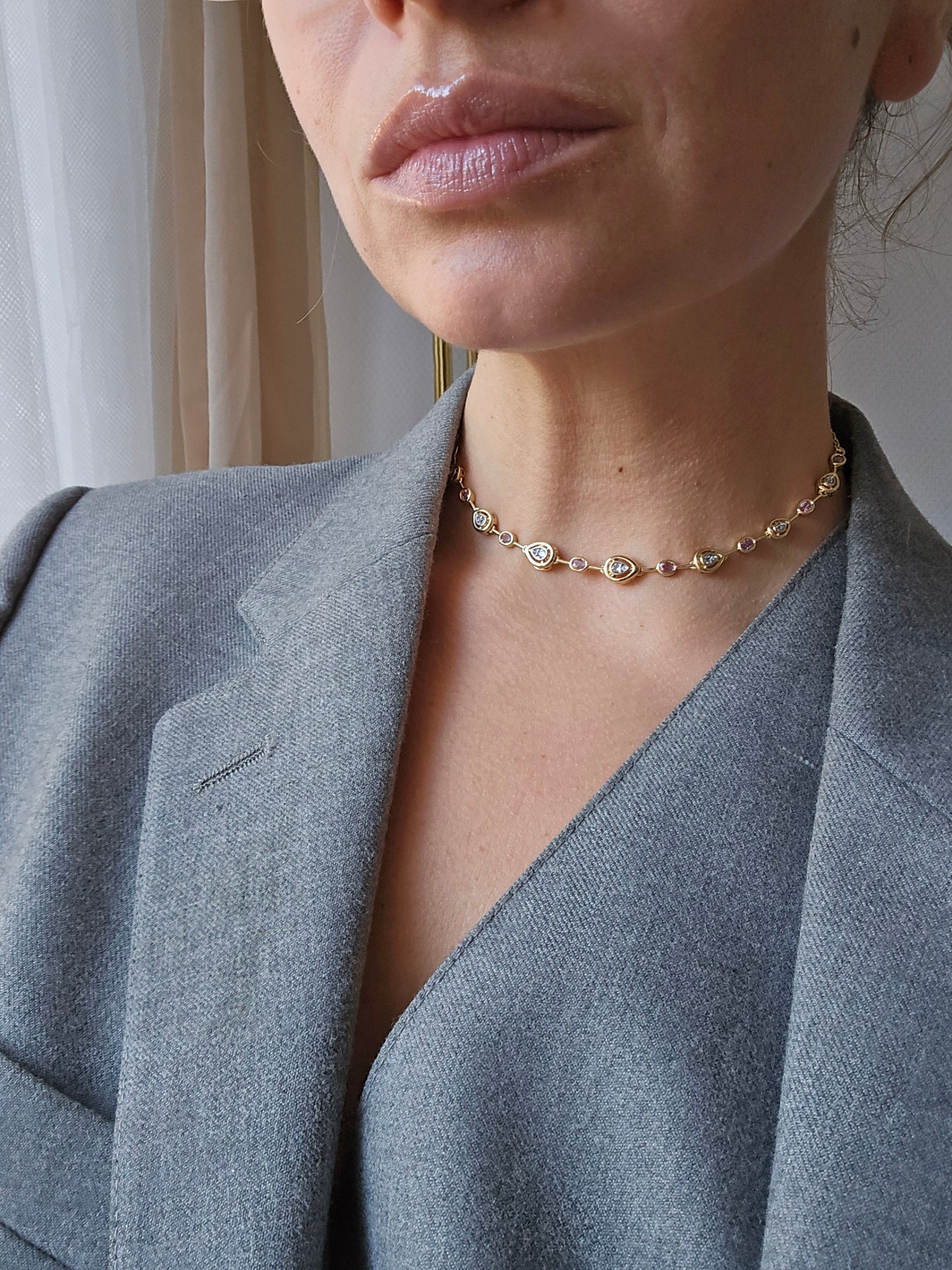 Aukso spalvos kaklo papuošalas su cirkonio kristalais