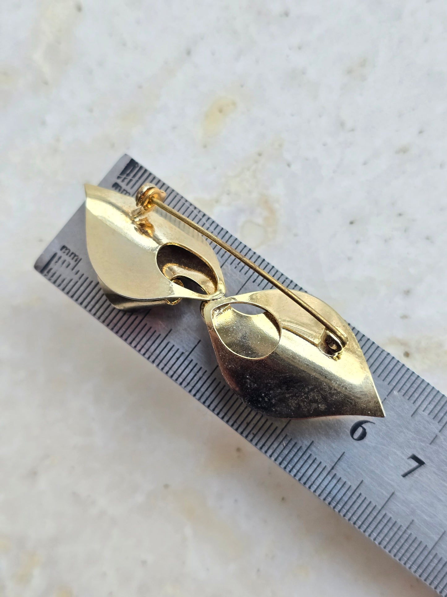 Vintažinė aukso spalvos sagė bantukas