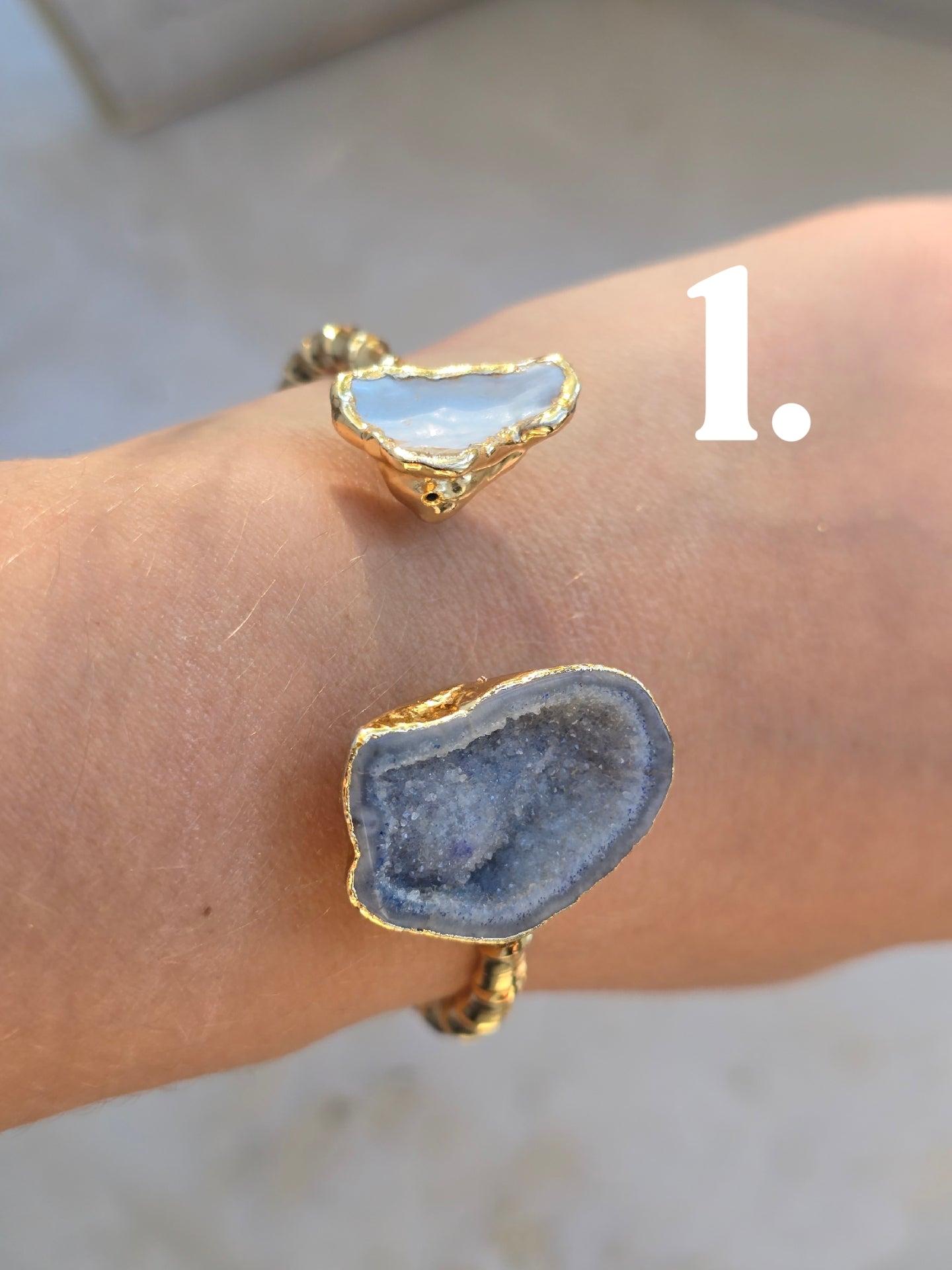 Aukso spalvos sukta apyrankė su natūraliais perlais ir natūraliu druzzy agato akmenuku