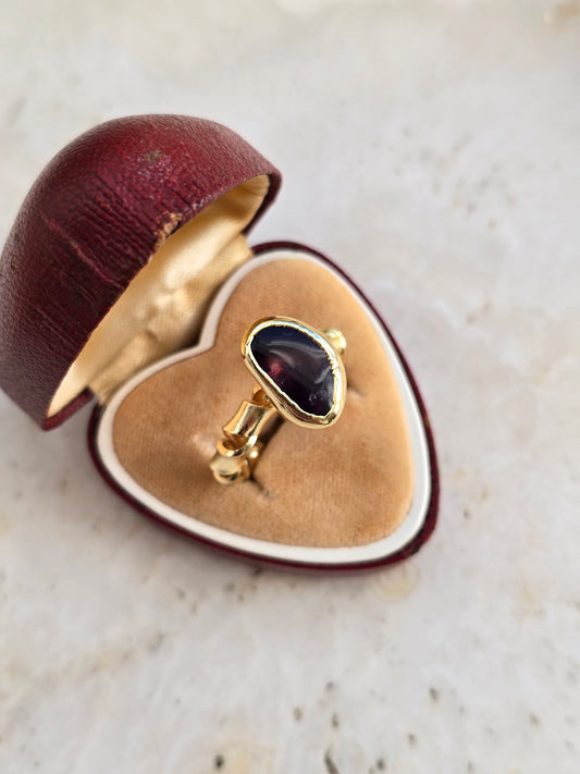 Aukso spalvos žiedas su ametisto akmenuku