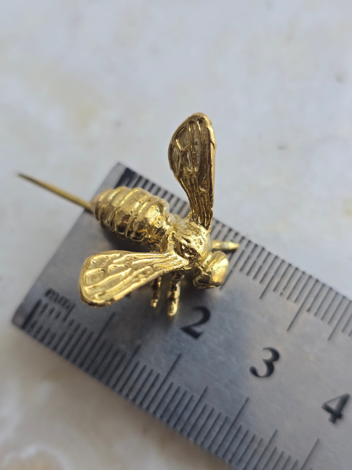 Sagė smeigtukas maža bitė