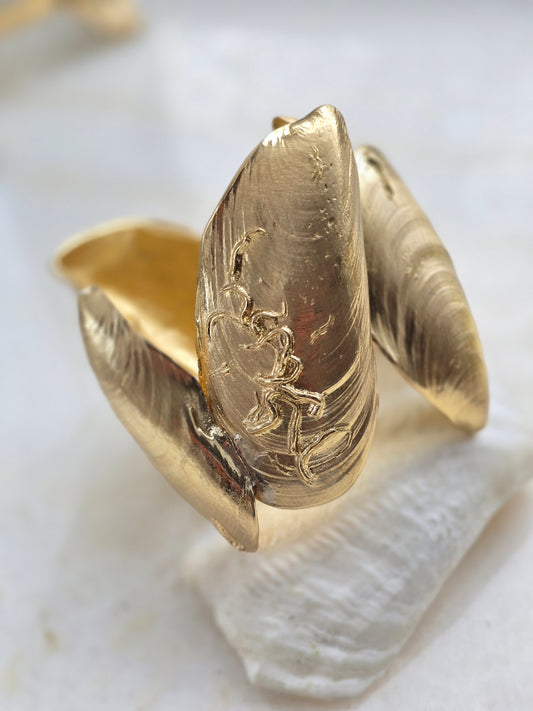 Masyvi KALLIOPE aukso spalvos apyrankė kriauklės