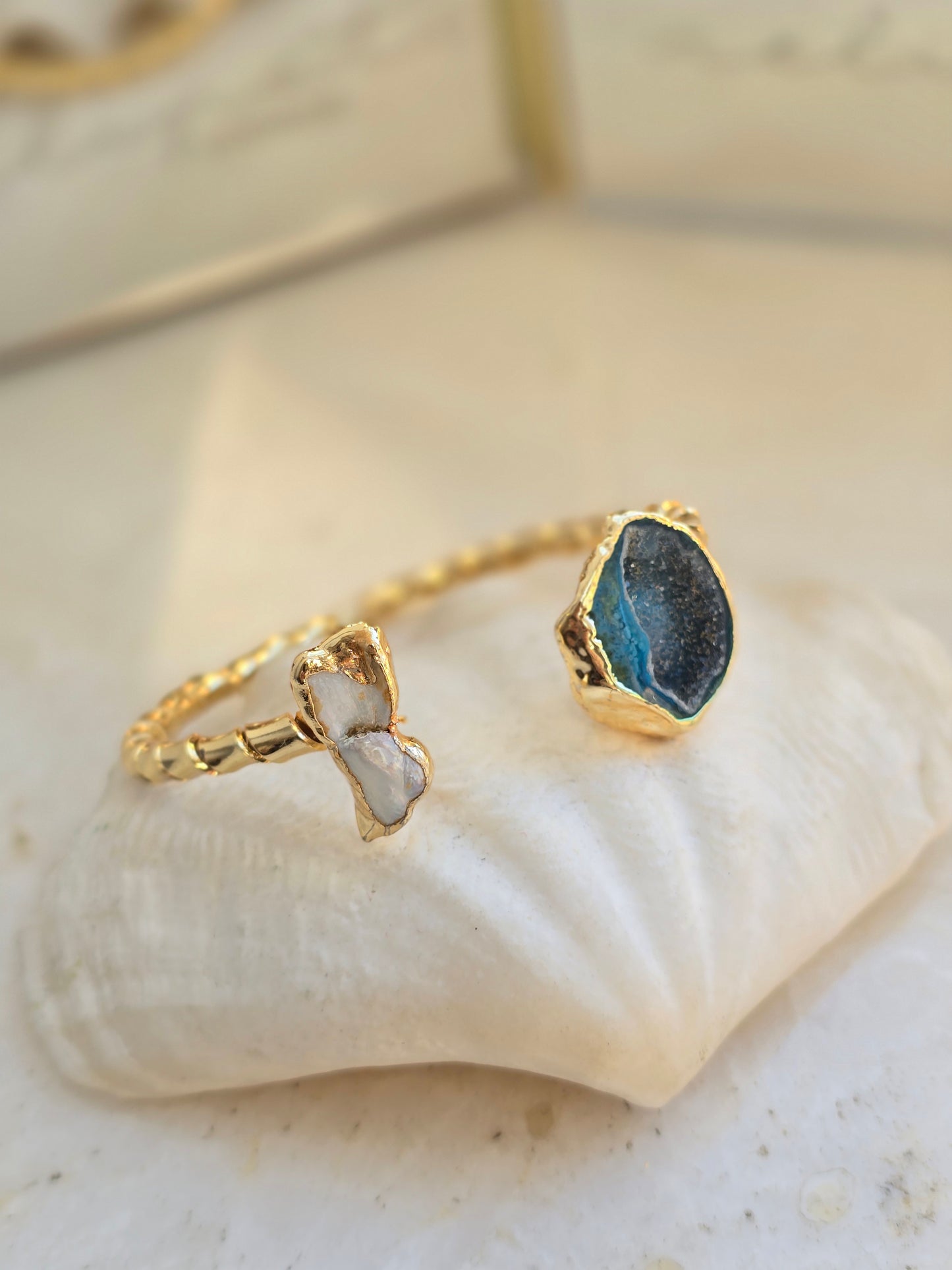 Aukso spalvos sukta apyrankė su natūraliais perlais ir natūraliu druzzy agato akmenuku