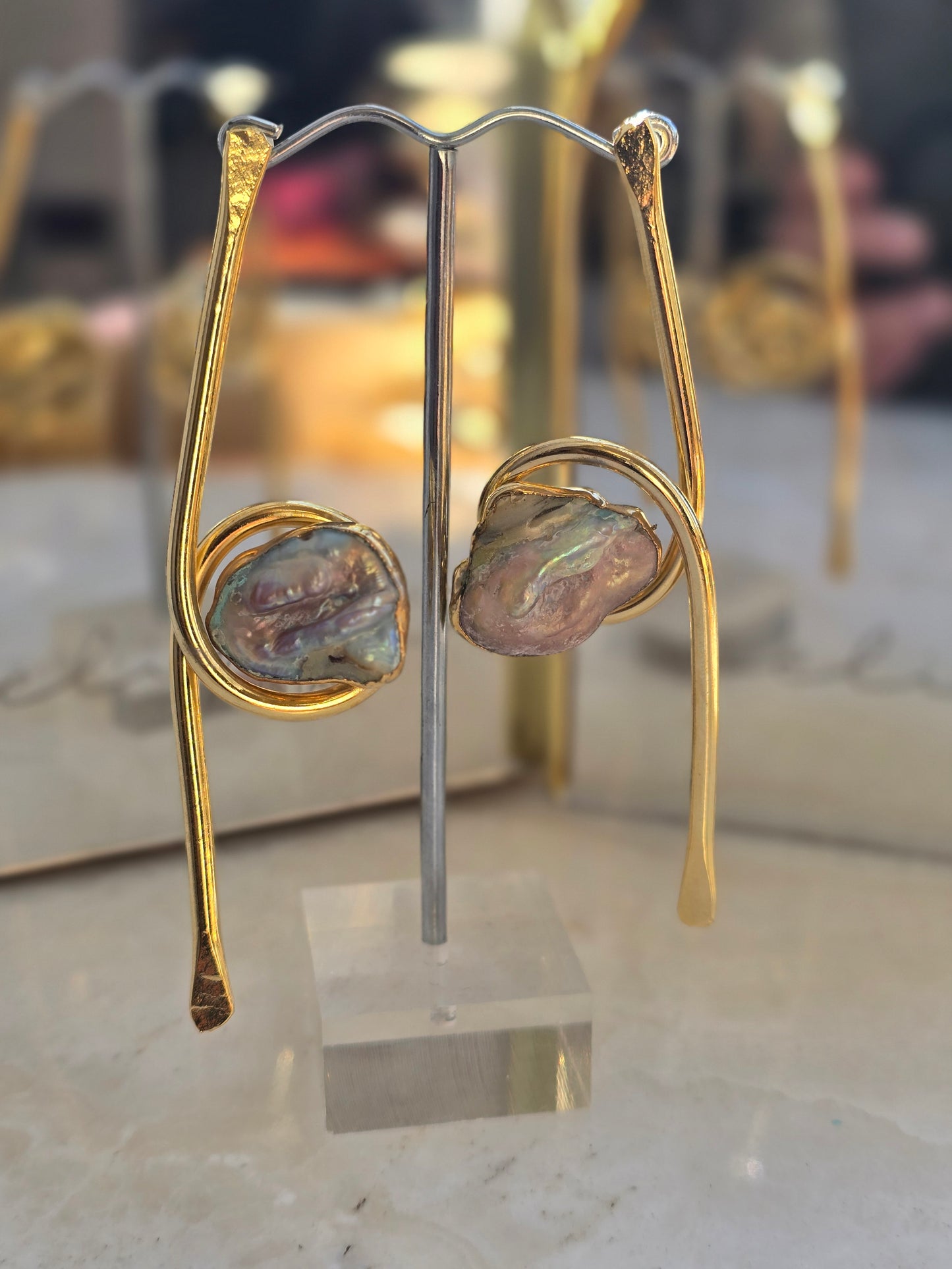 Aukso spalvos ilgi auskarai su natūraliais perlais