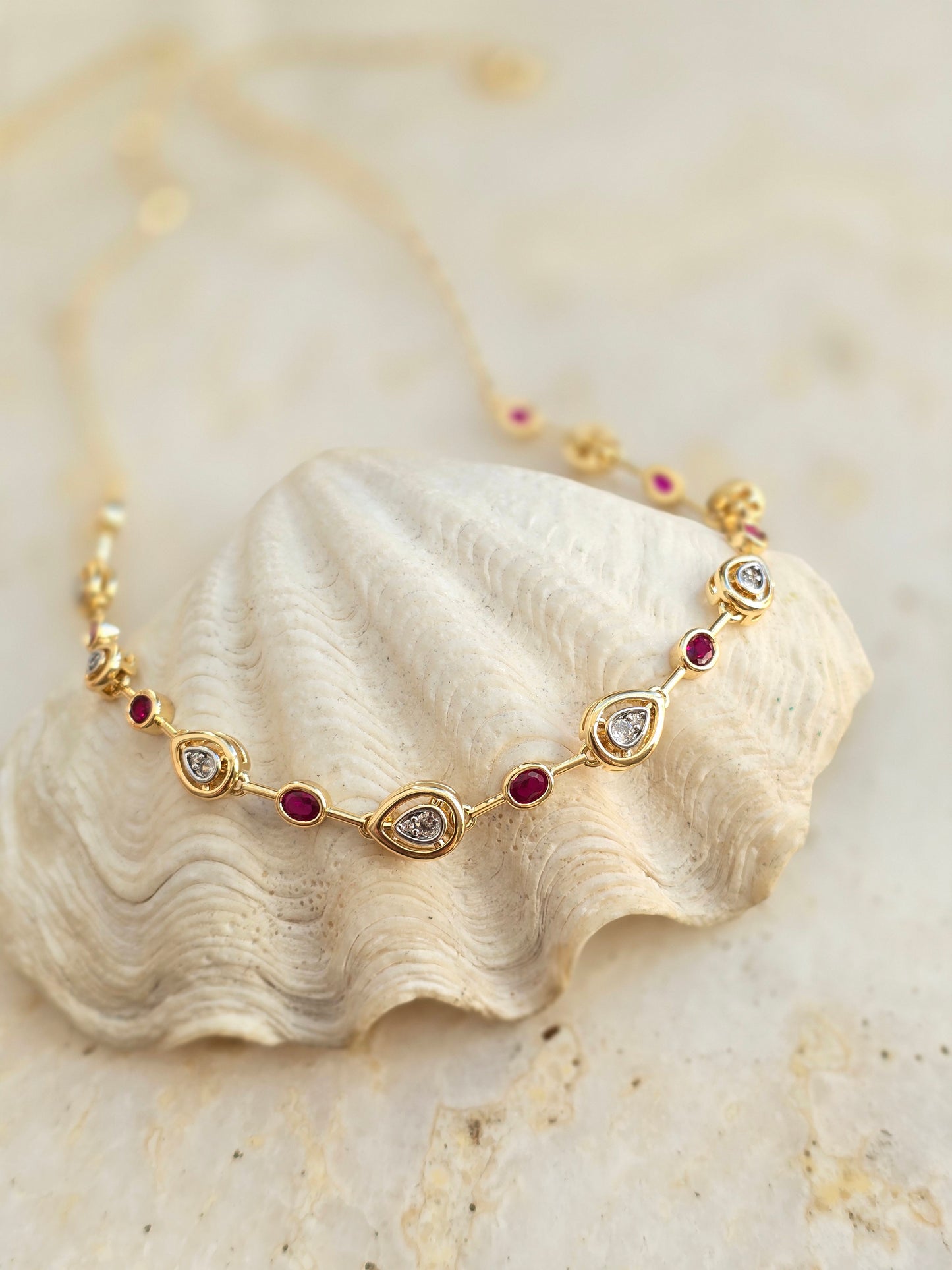 Aukso spalvos kaklo papuošalas su cirkonio kristalais