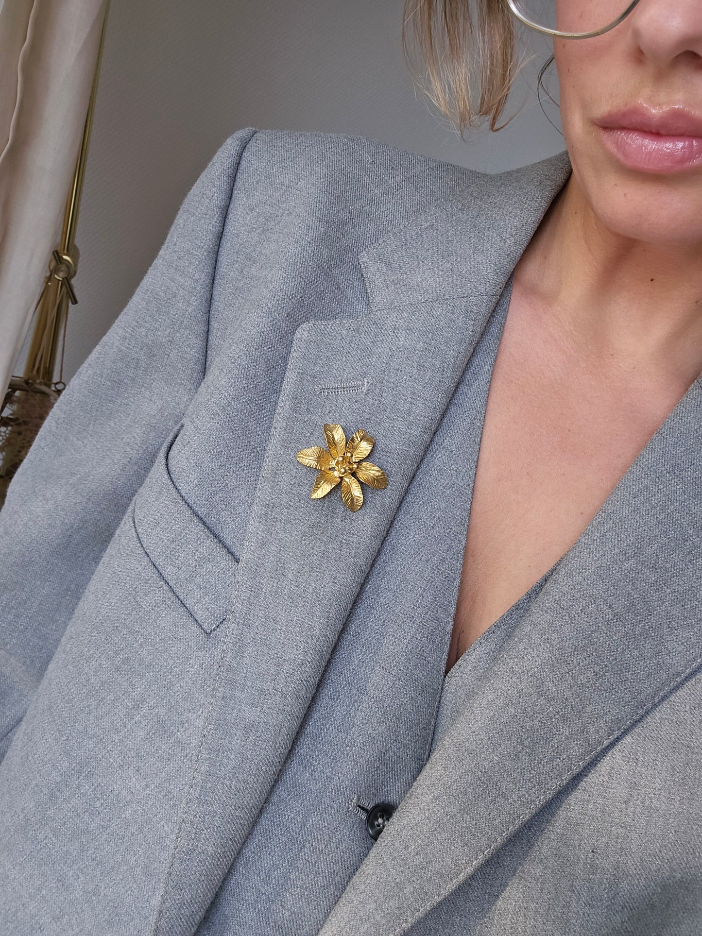 Žalvario spalvos sagė smeigtukas gėlė