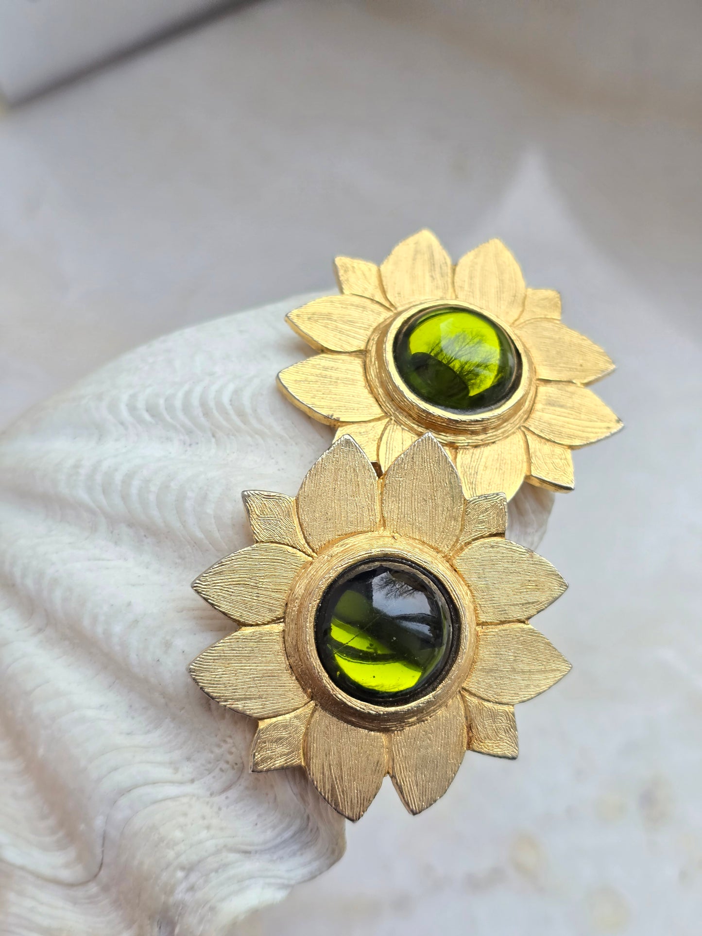 Vintažiniai matinio aukso spalvos klipsai su stiklo kabošonu