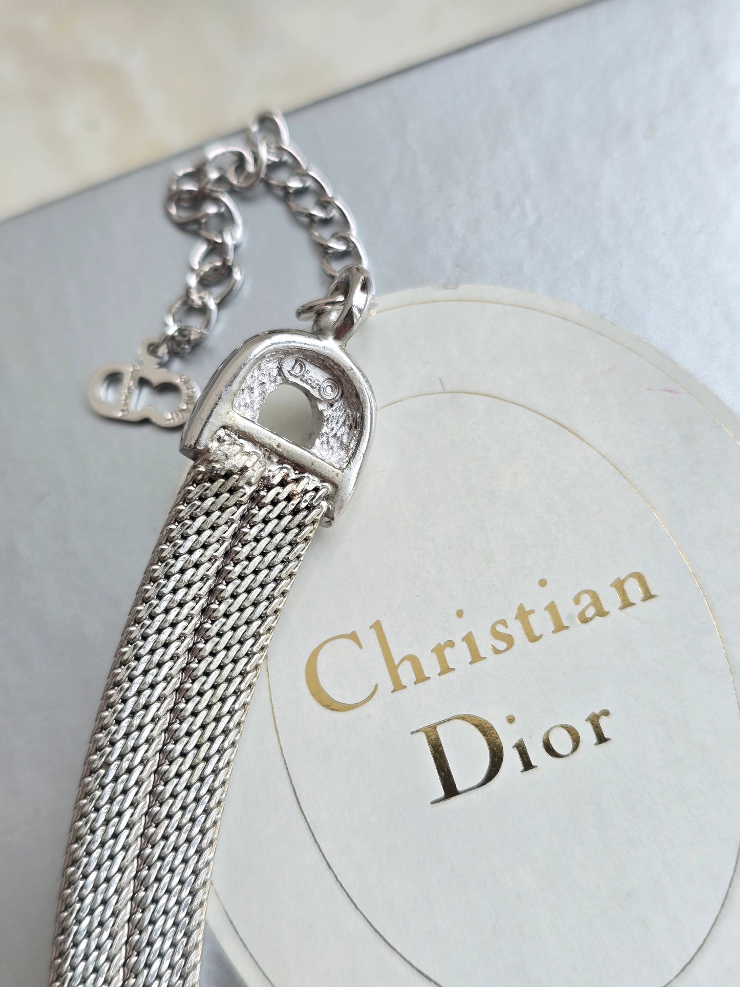 Vintažinis sidabro spalvos CHRISTIAN DIOR kaklo papuošalas su stiklo kristalu originalioje dėžutėje