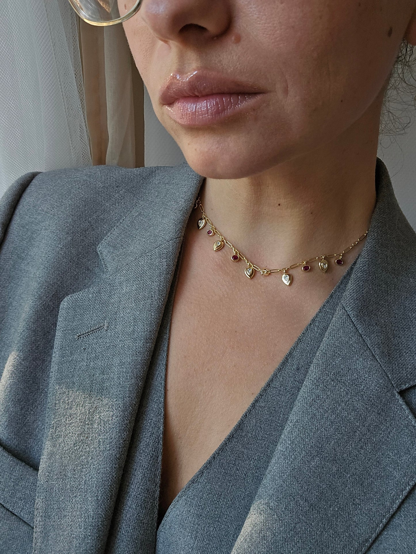 Aukso spalvos kaklo papuošalas su cirkonio kristalais