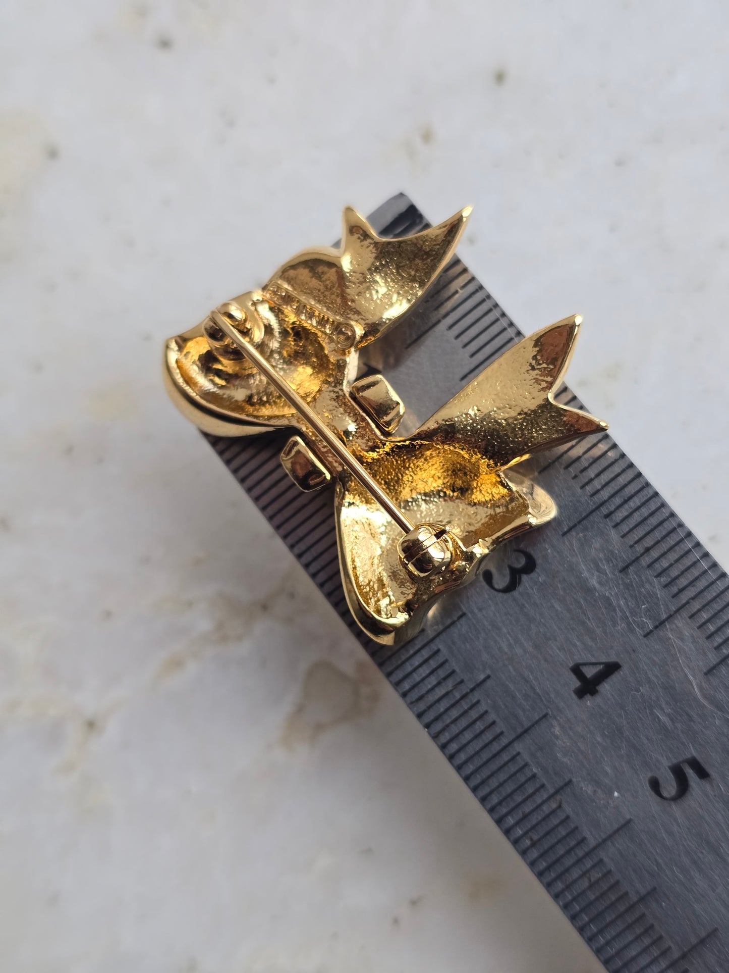 Vintažinė NINA RICCI aukso spalvos sagė bantukas