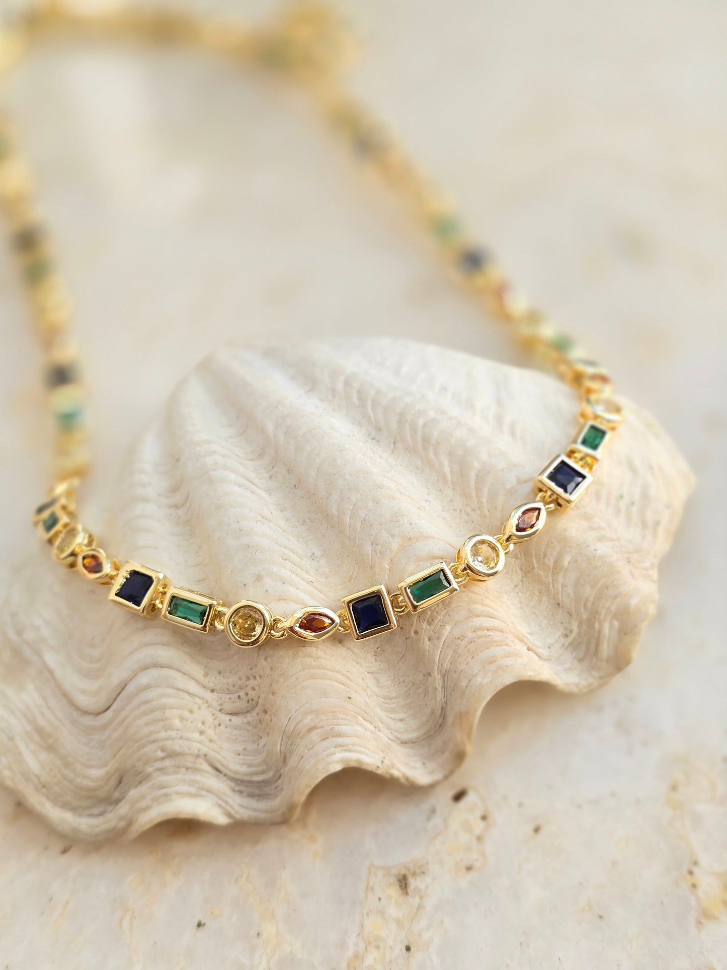 Aukso spalvos kaklo papuošalas su spalvotais cirkonio kristalais