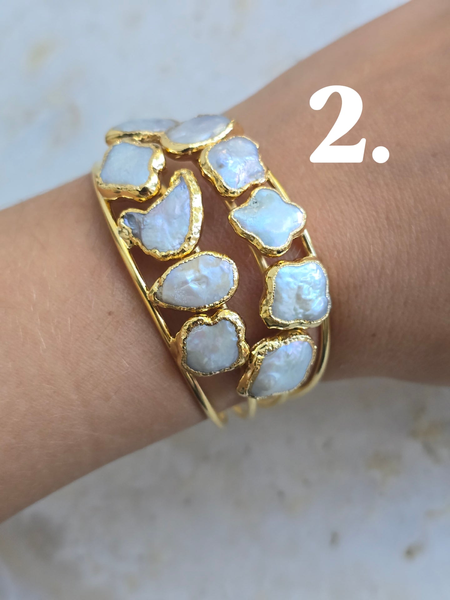 Aukso spalvos apyrankė su natūraliais perlais