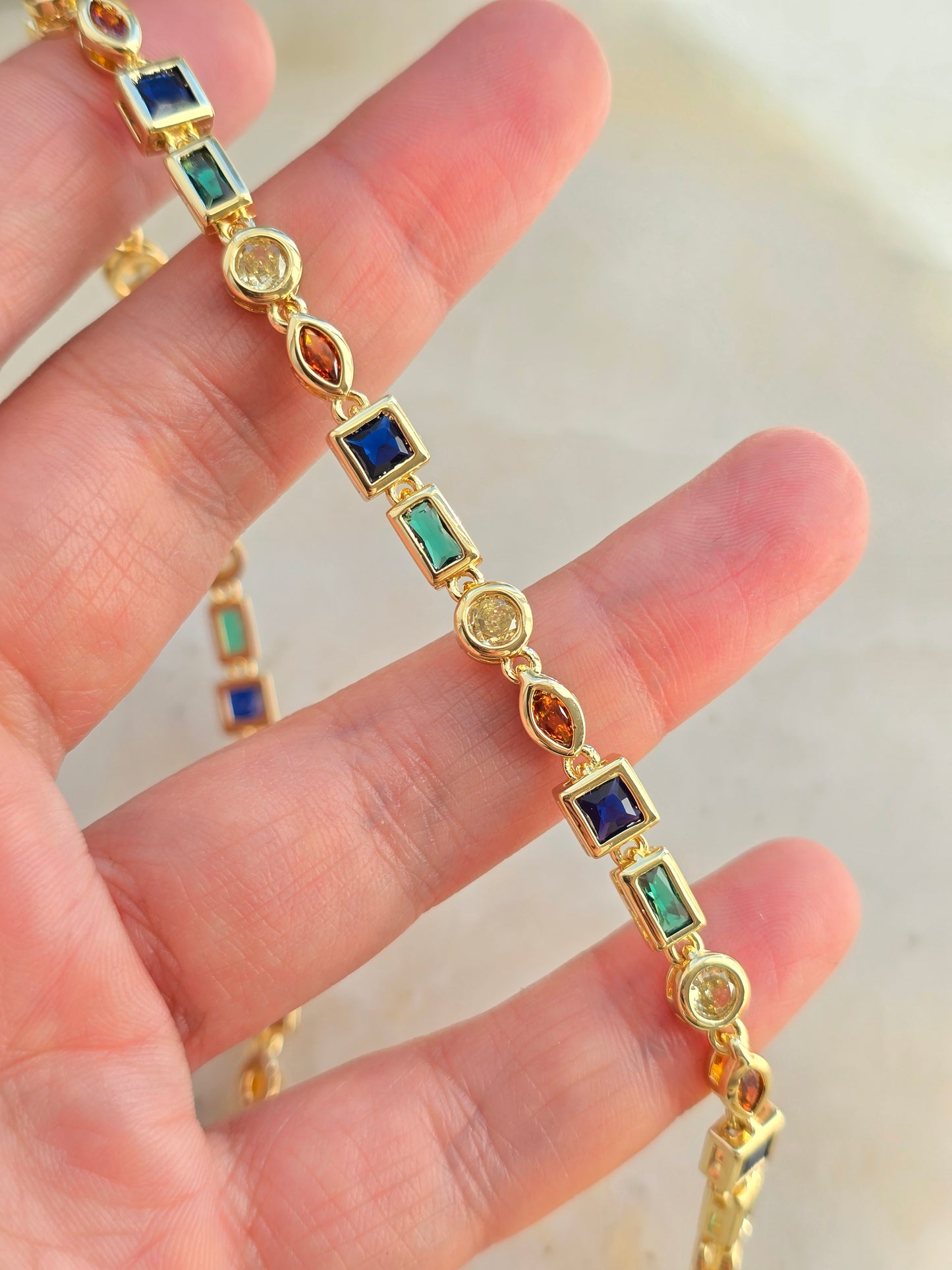 Aukso spalvos kaklo papuošalas su spalvotais cirkonio kristalais