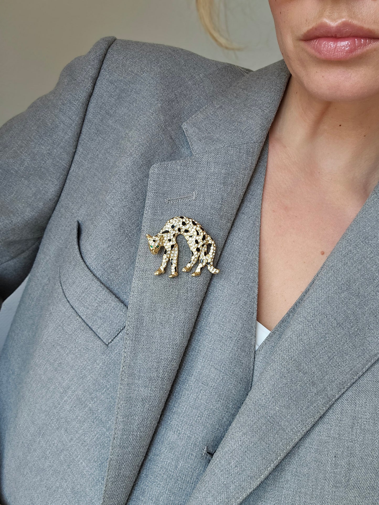 Vintažinė aukso spalvos sagė leopardas