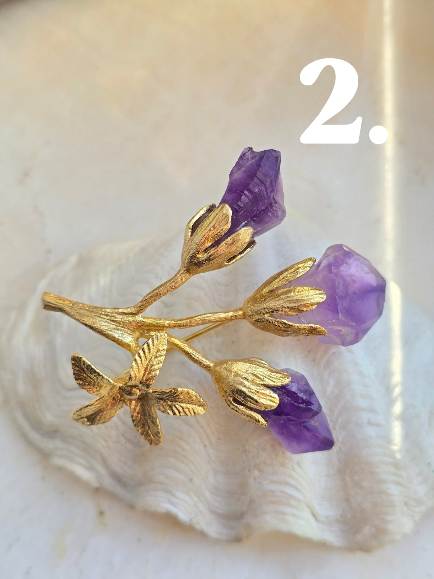 Žalvario spalvos sagė smeigtukas su natūraliais ametistuo akmens grynuoliais