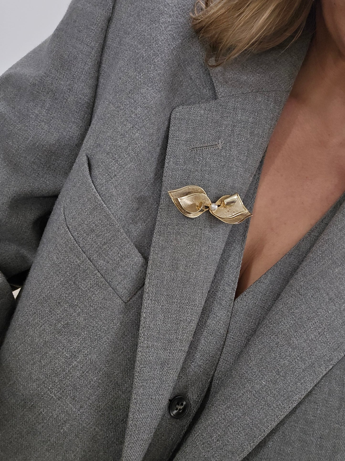 Vintažinė aukso spalvos sagė bantukas