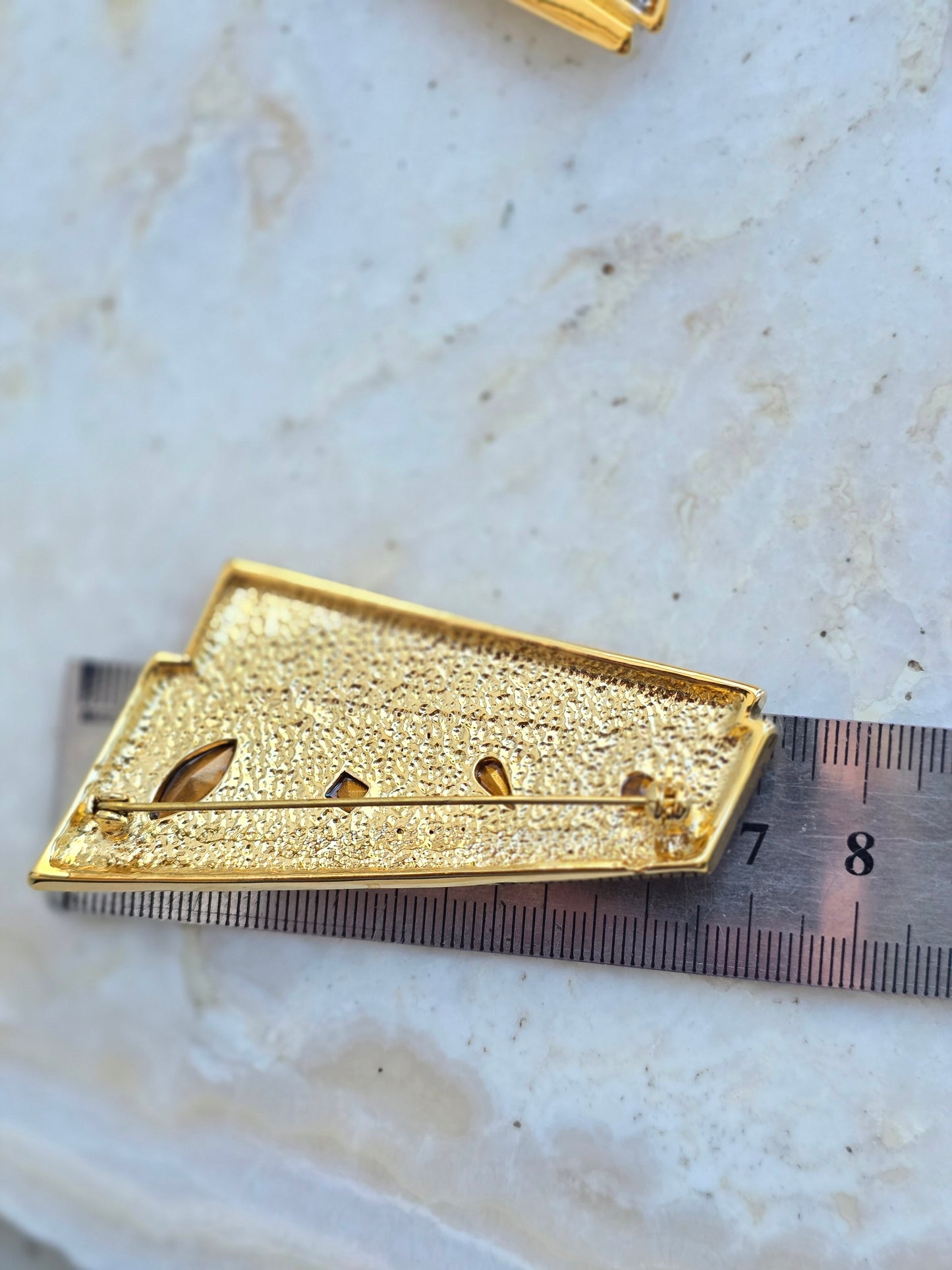 Vintažinė aukso spalvos sagė su spalvotais stiklo kristalais