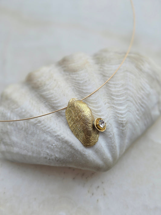 Aukso spalvos KALLIOPE kaklo papuošalas kriauklė su skaidriu stiklo kristalu