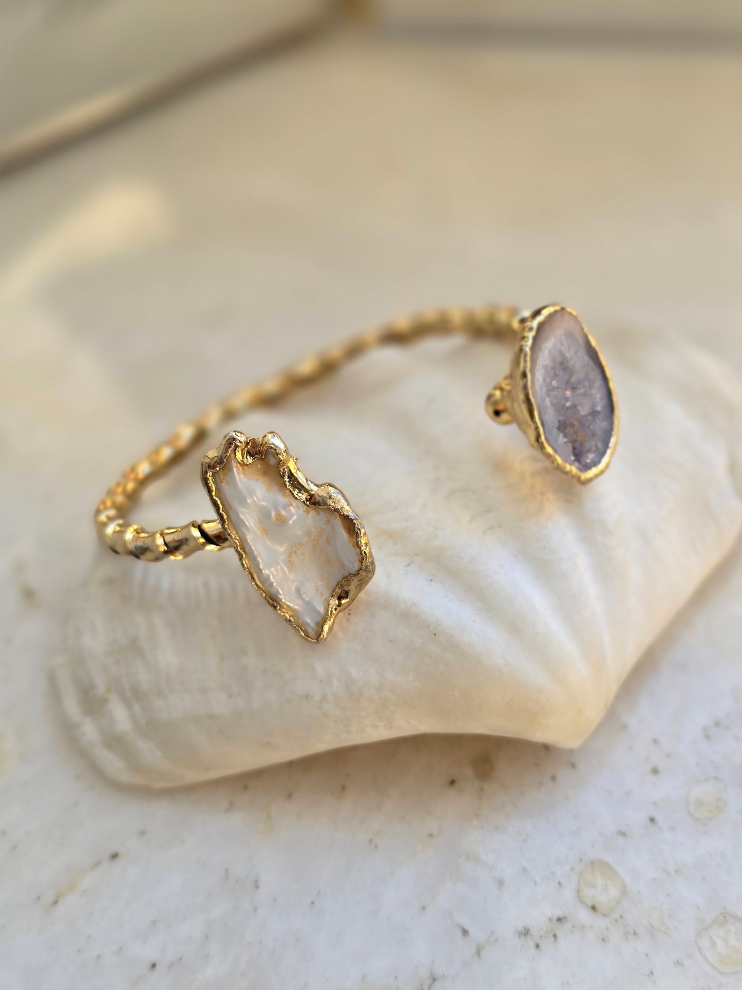 Aukso spalvos sukta apyrankė su natūraliais perlais ir natūraliu druzzy agato akmenuku