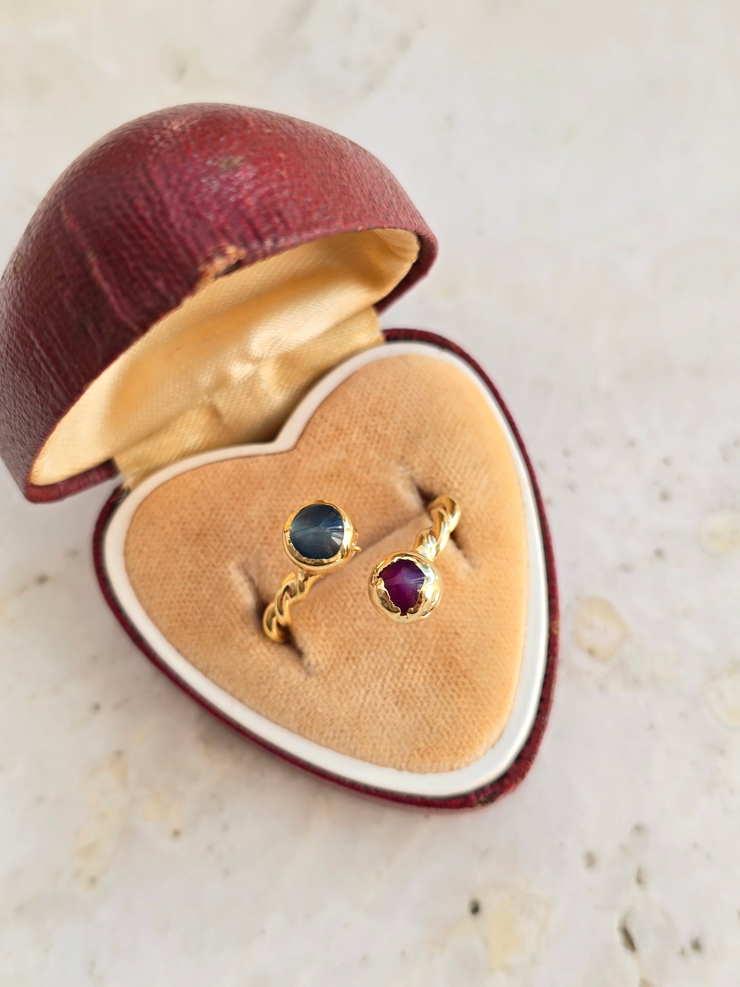 Aukso spalvos žiedas su agato akmenukais