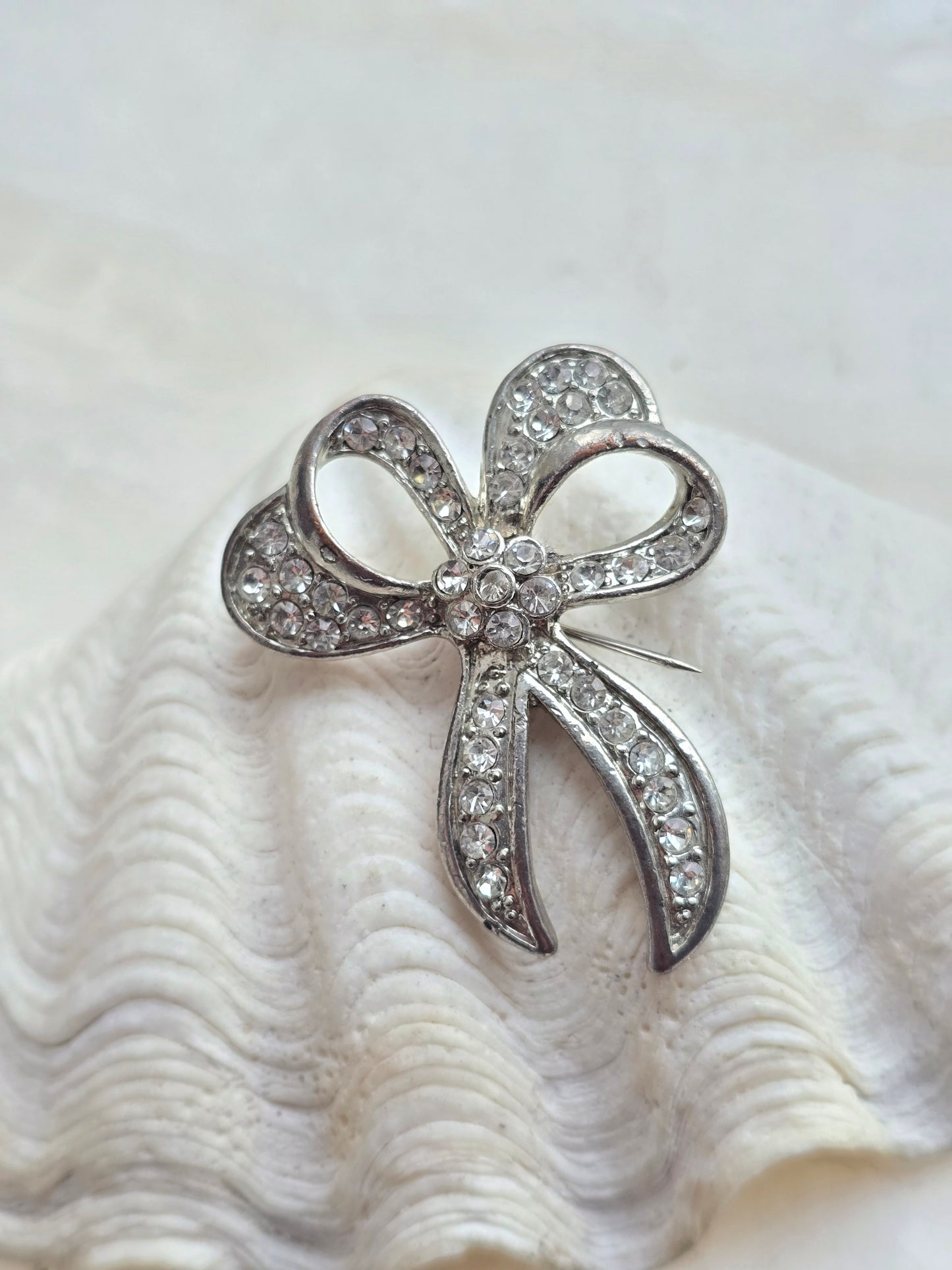 Sidabro spalvos sagė su stiklo kristalais bantukas