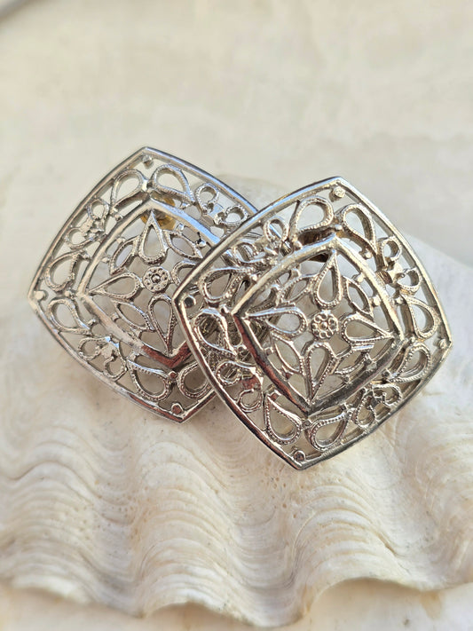 Sidabro spalvos ažūriniai auskarai